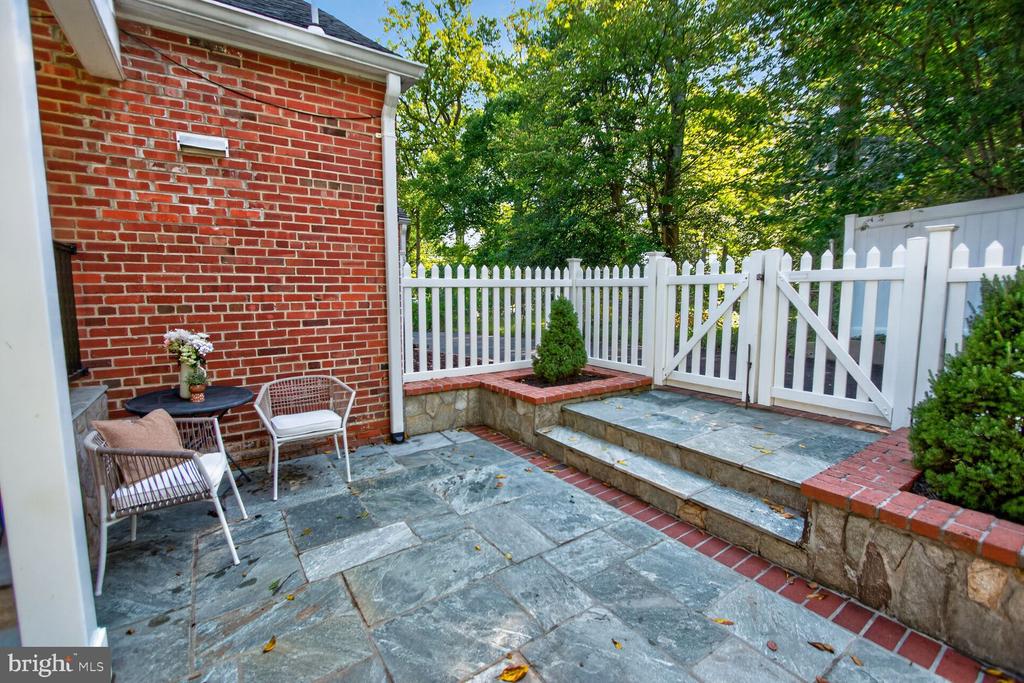 301 PINEWOOD AVENUE