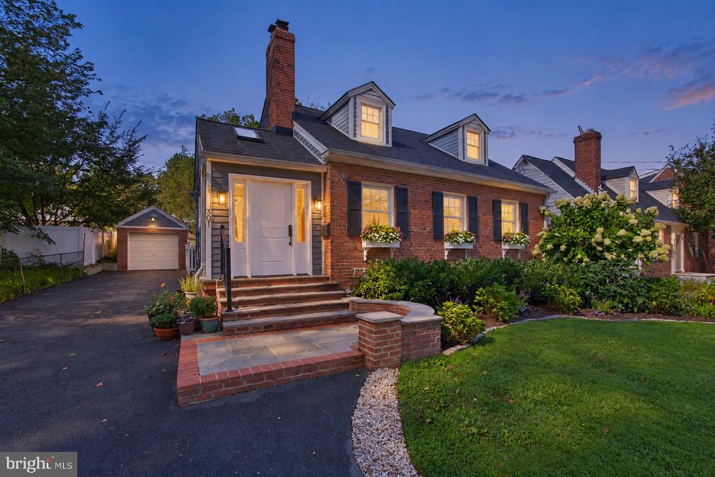 301 PINEWOOD AVENUE