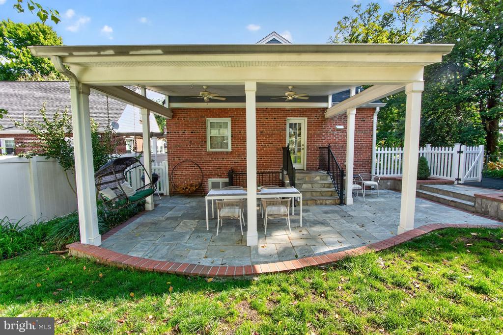 301 PINEWOOD AVENUE
