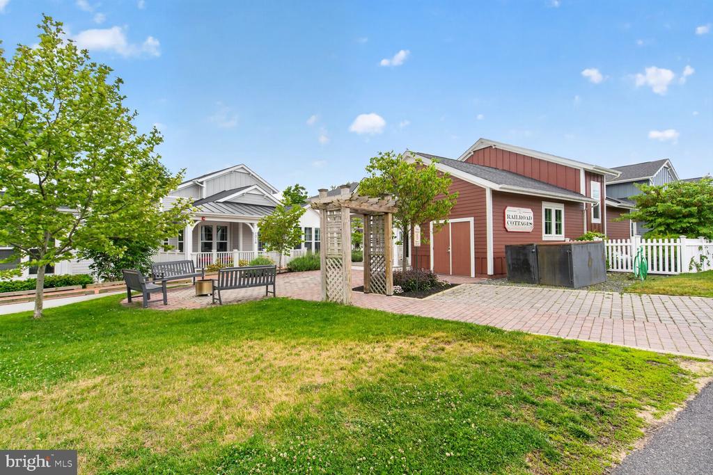 1006 RAILROAD AVENUE