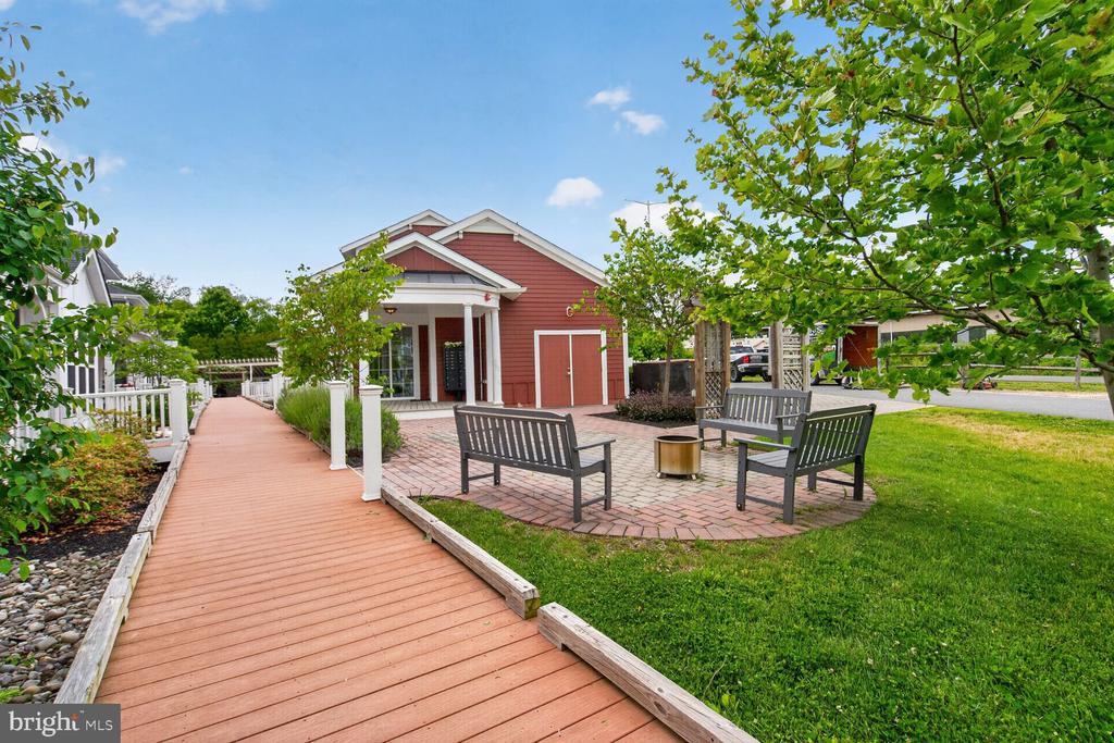 1006 RAILROAD AVENUE