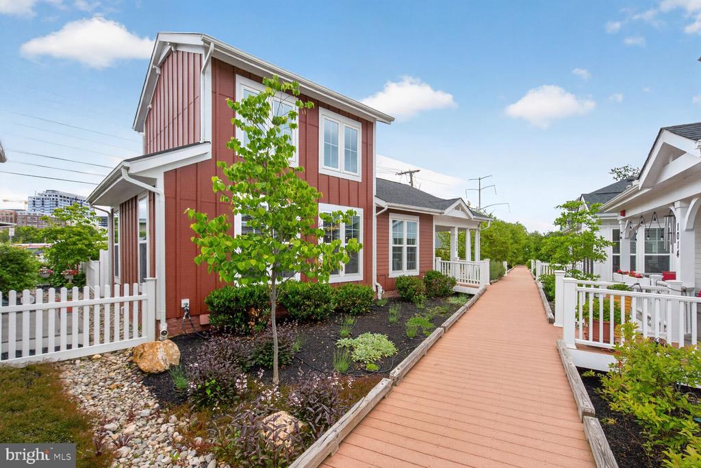 1006 RAILROAD AVENUE