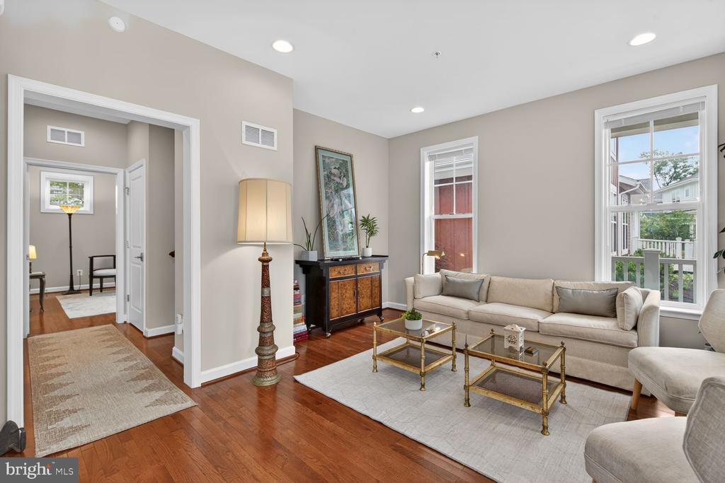 1006 RAILROAD AVENUE
