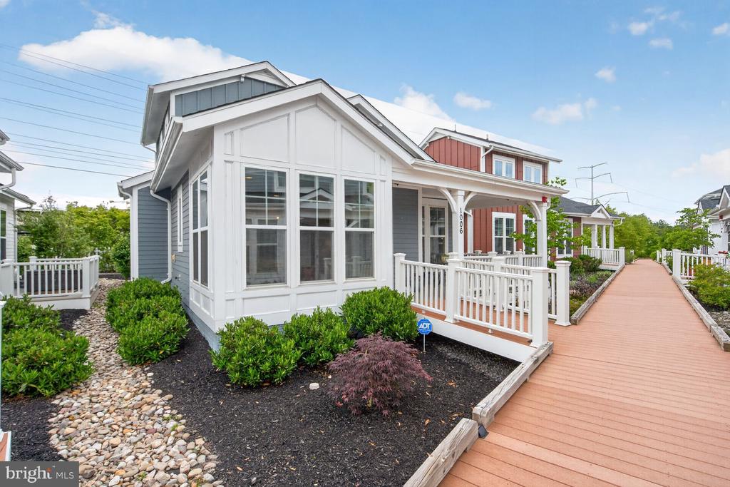 1006 RAILROAD AVENUE