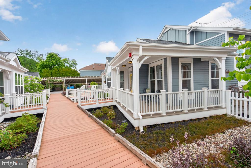 1006 RAILROAD AVENUE