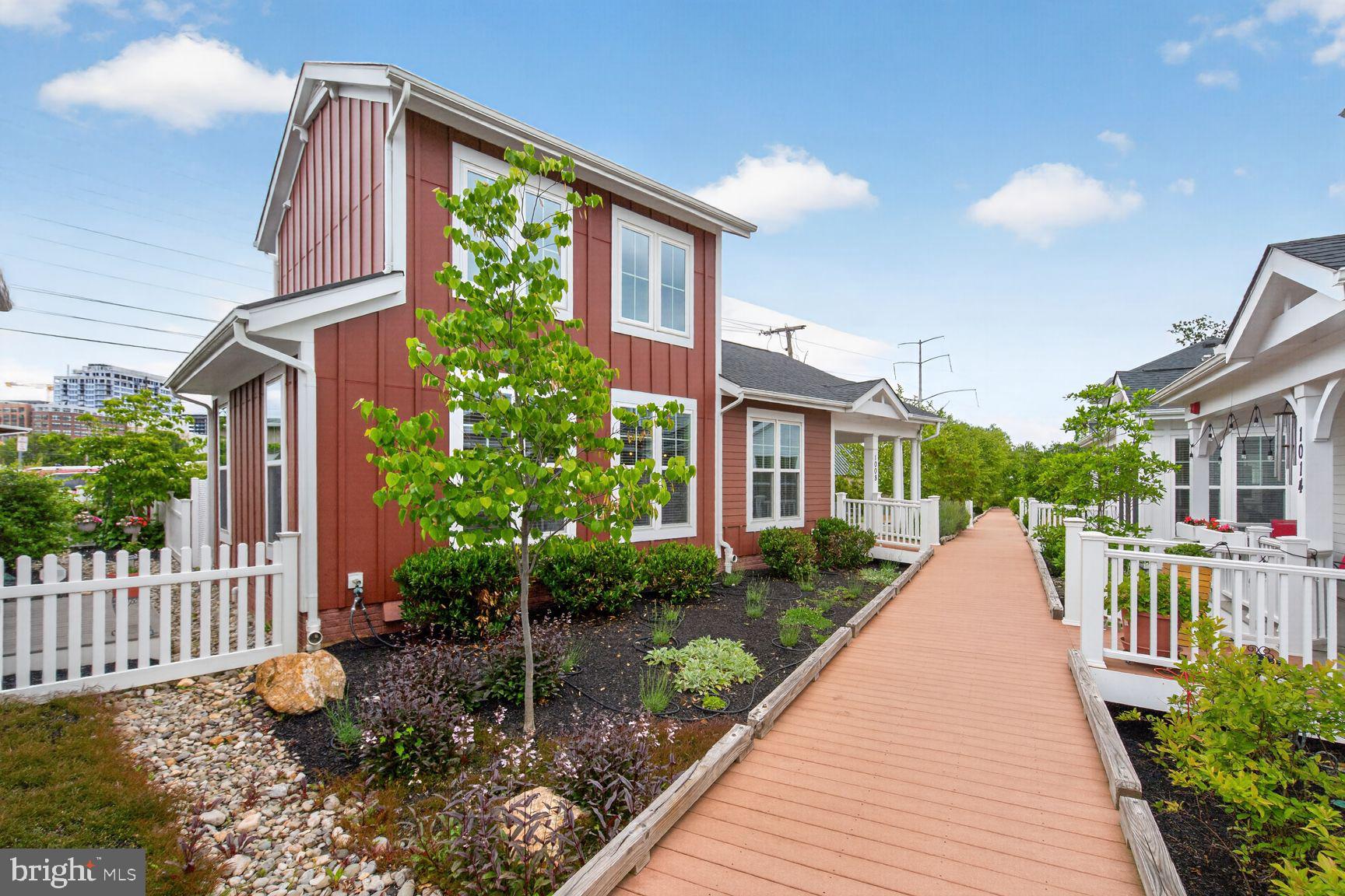 1006 RAILROAD AVENUE