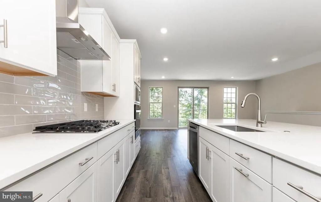 1806 MOCKING JAY TERRACE NE