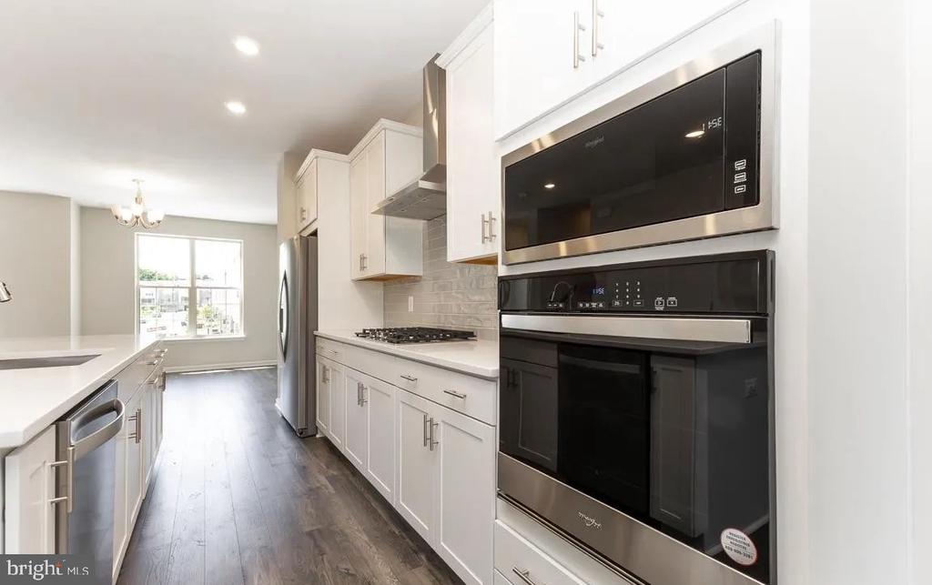 1806 MOCKING JAY TERRACE NE