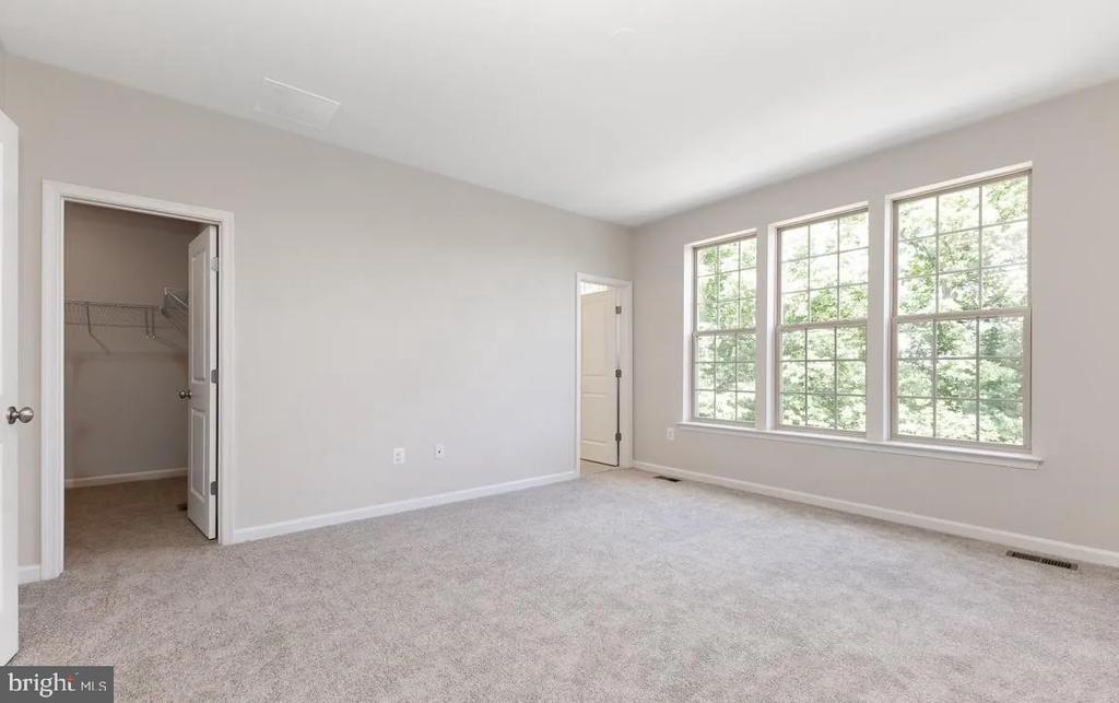 1806 MOCKING JAY TERRACE NE