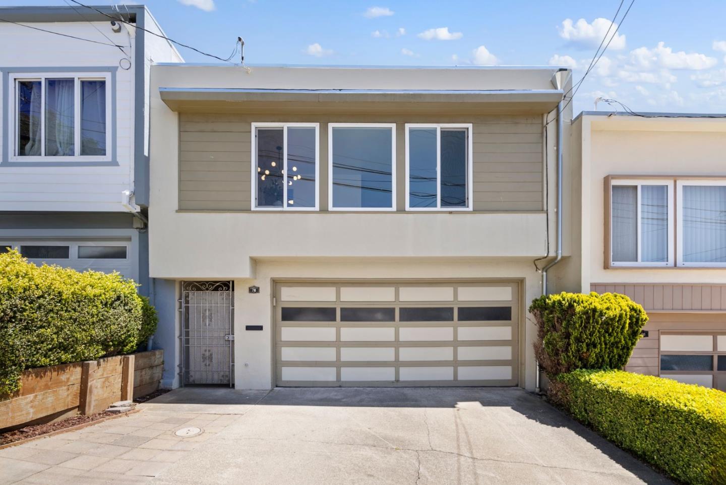 76 Royce WAY
