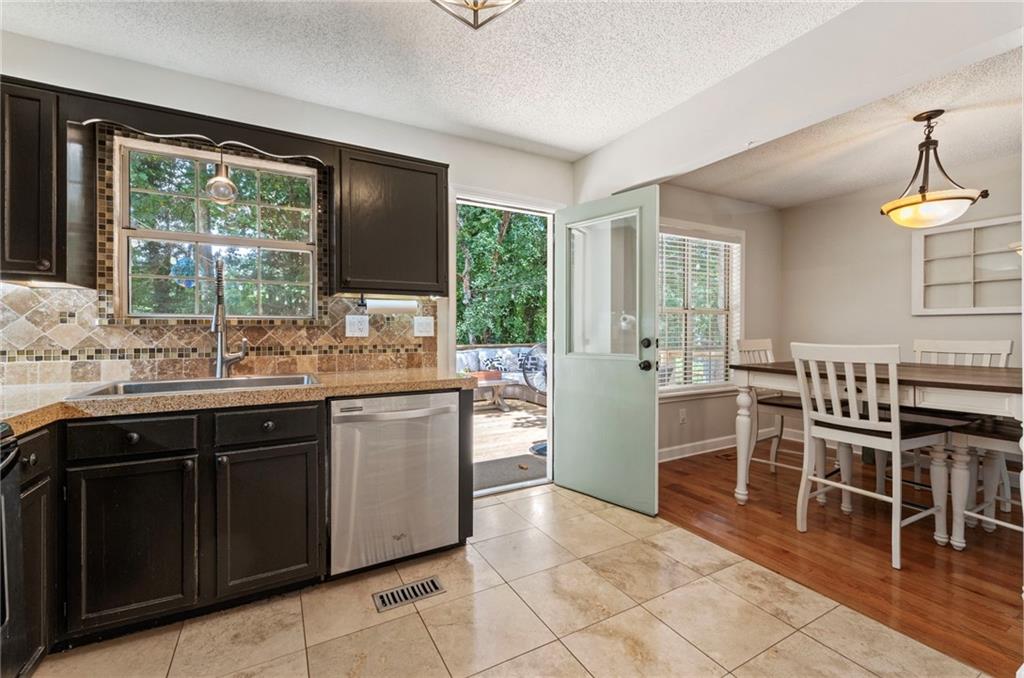 4120 Chanticleer Drive NW