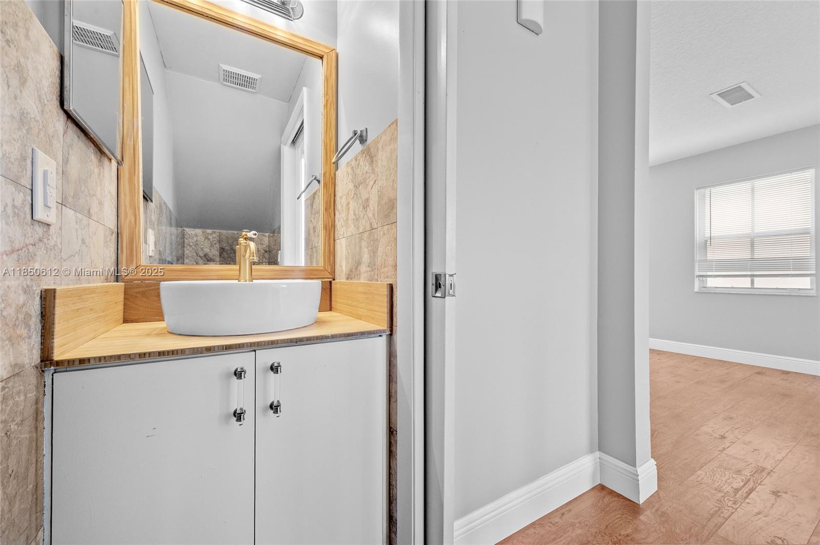 3226 W Buena Vista Dr