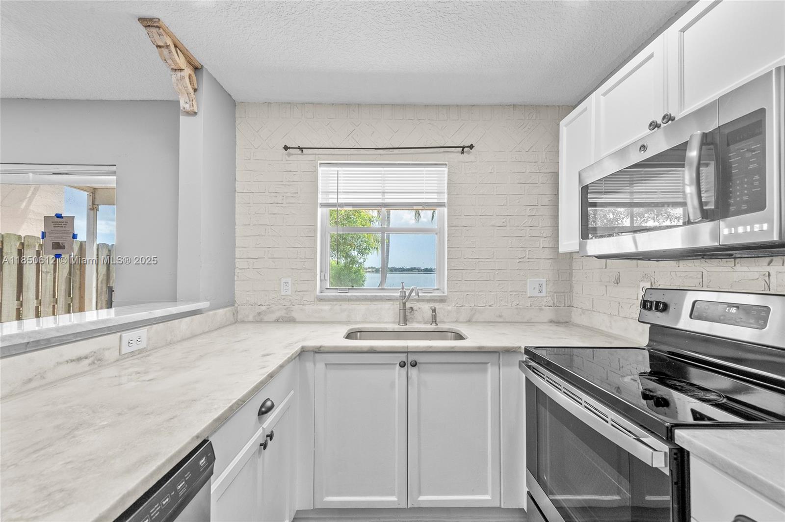 3226 W Buena Vista Dr