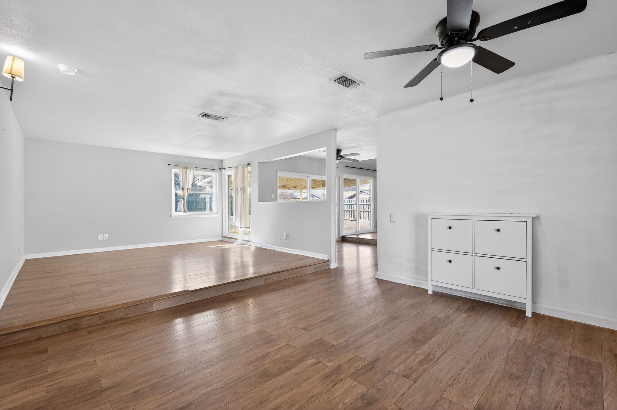 220 W Mockingbird LN