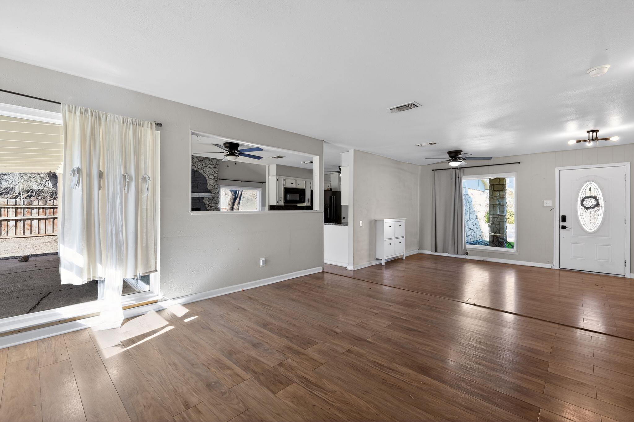 220 W Mockingbird LN