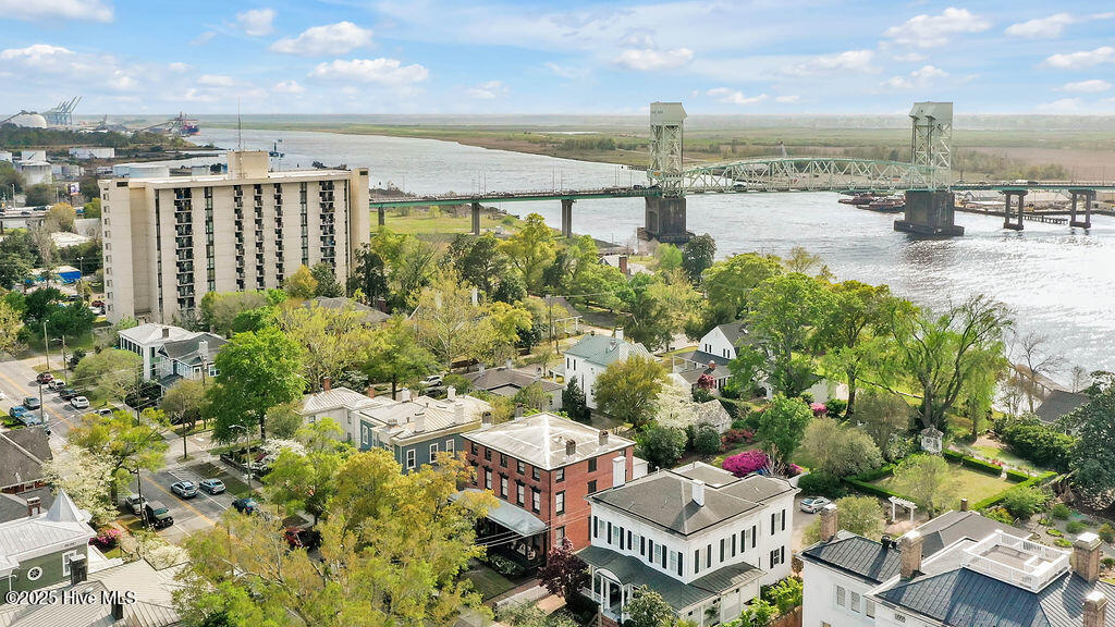 416 S Front Street, 6