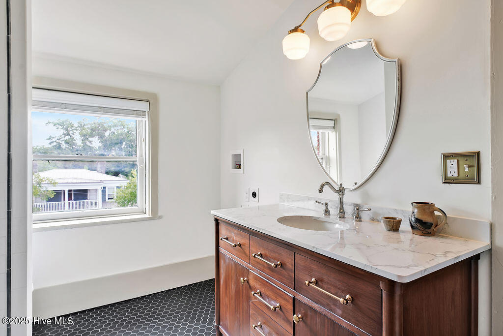 416 S Front Street, 6