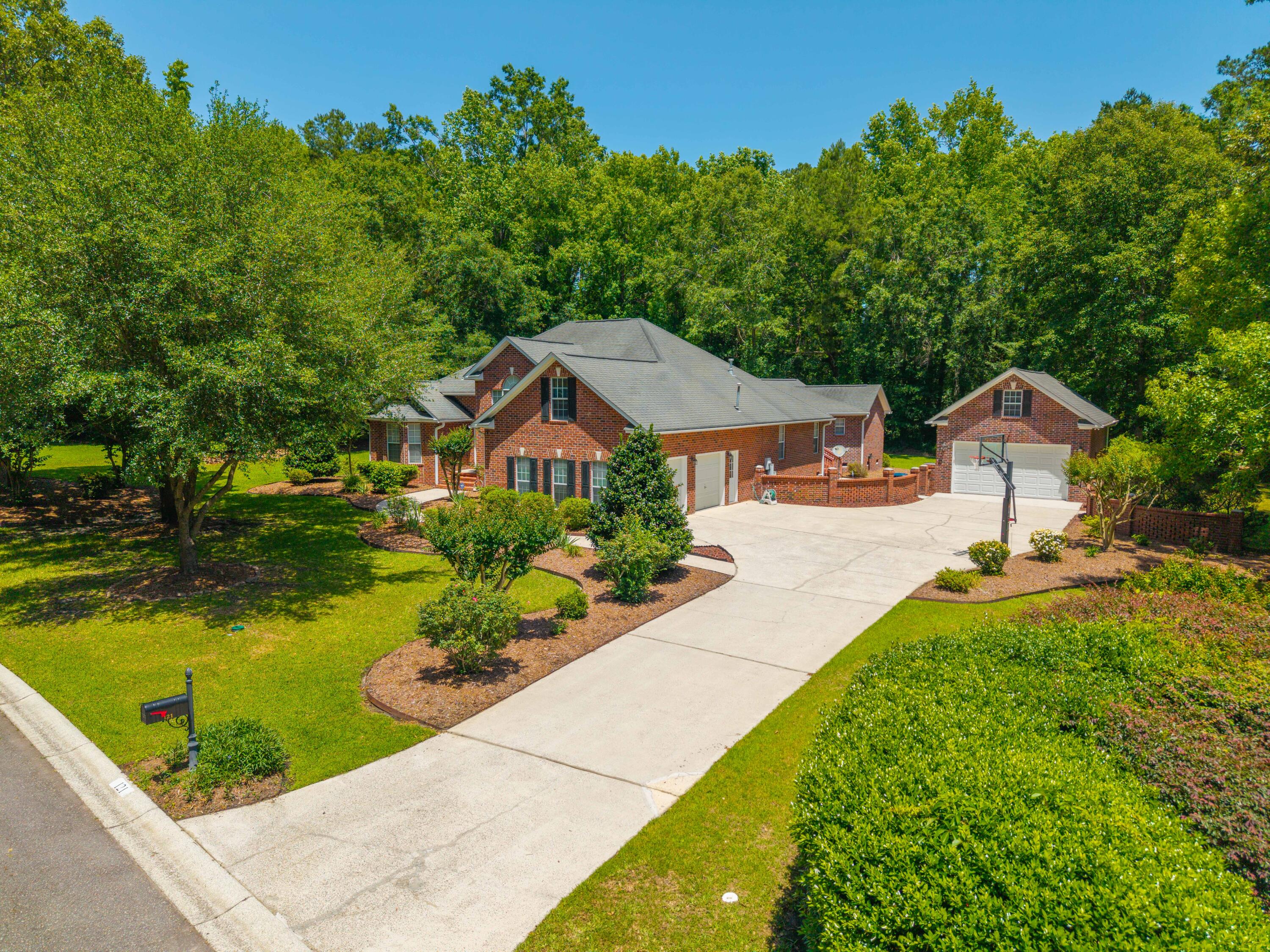121 Arrowridge Court