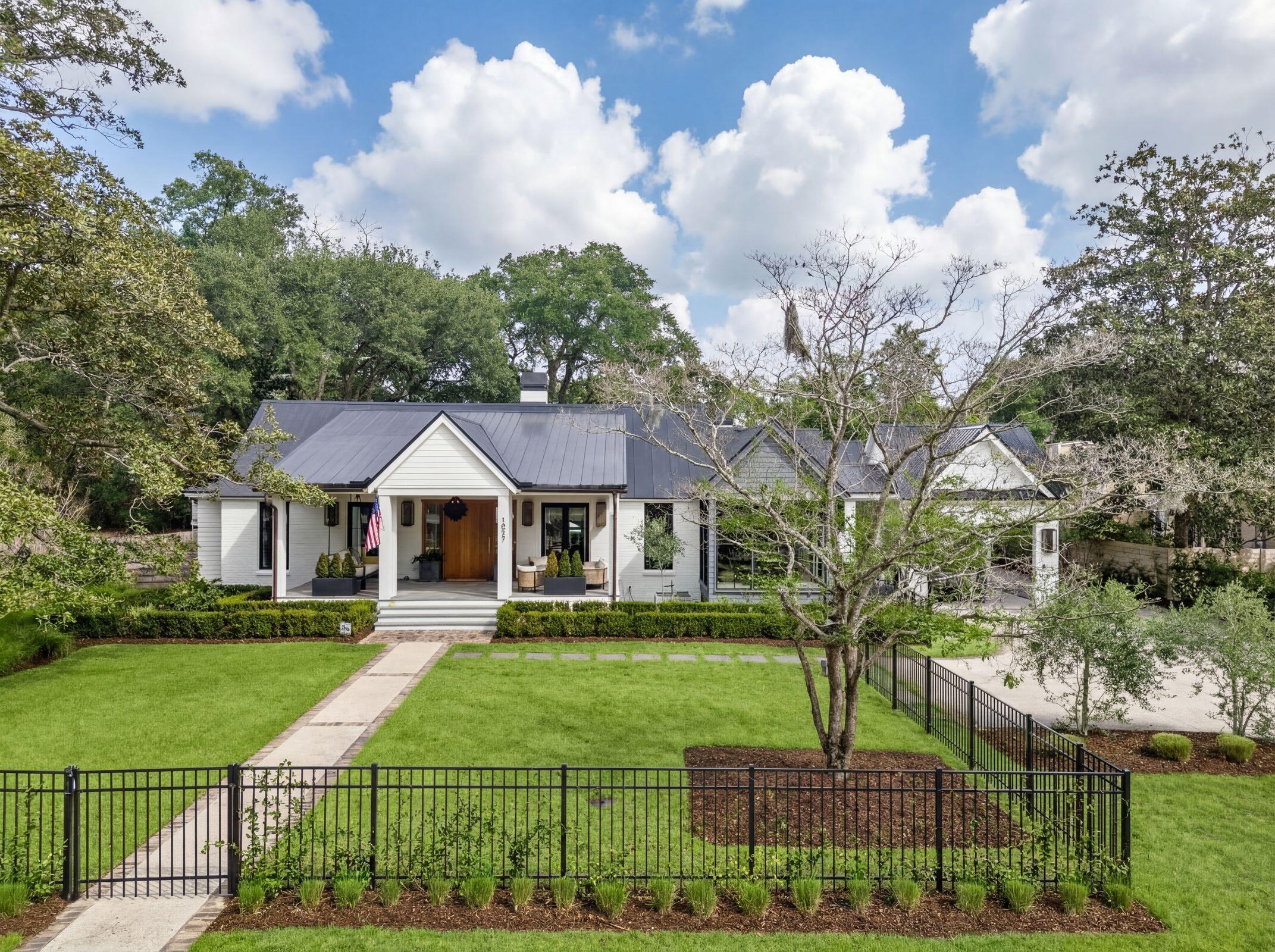 1027 Lakeview Drive