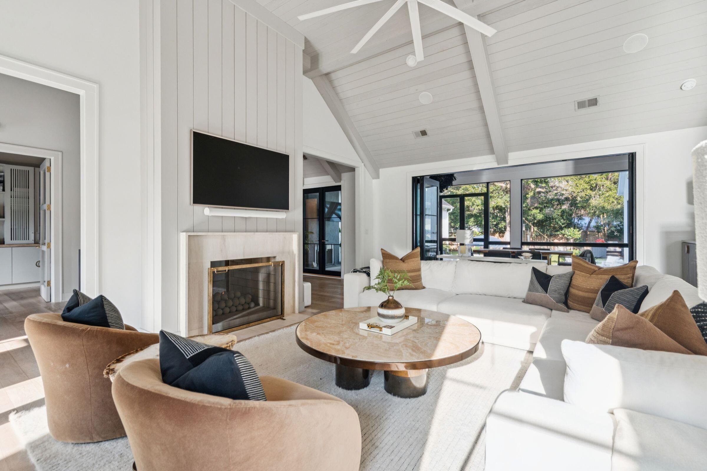 1027 Lakeview Drive