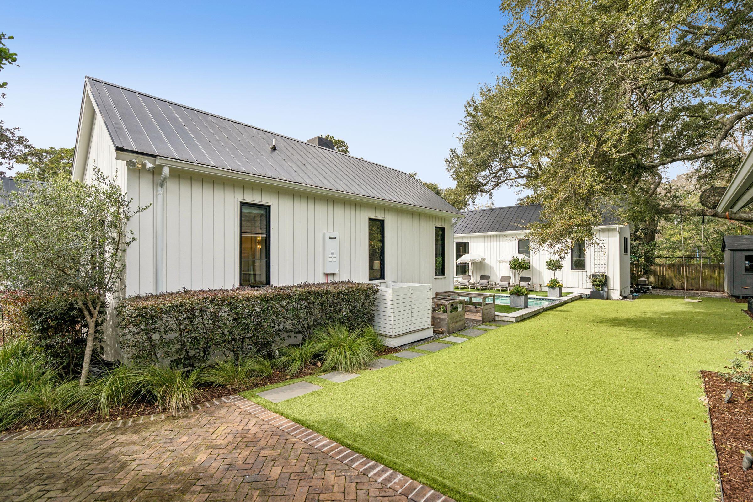 1027 Lakeview Drive
