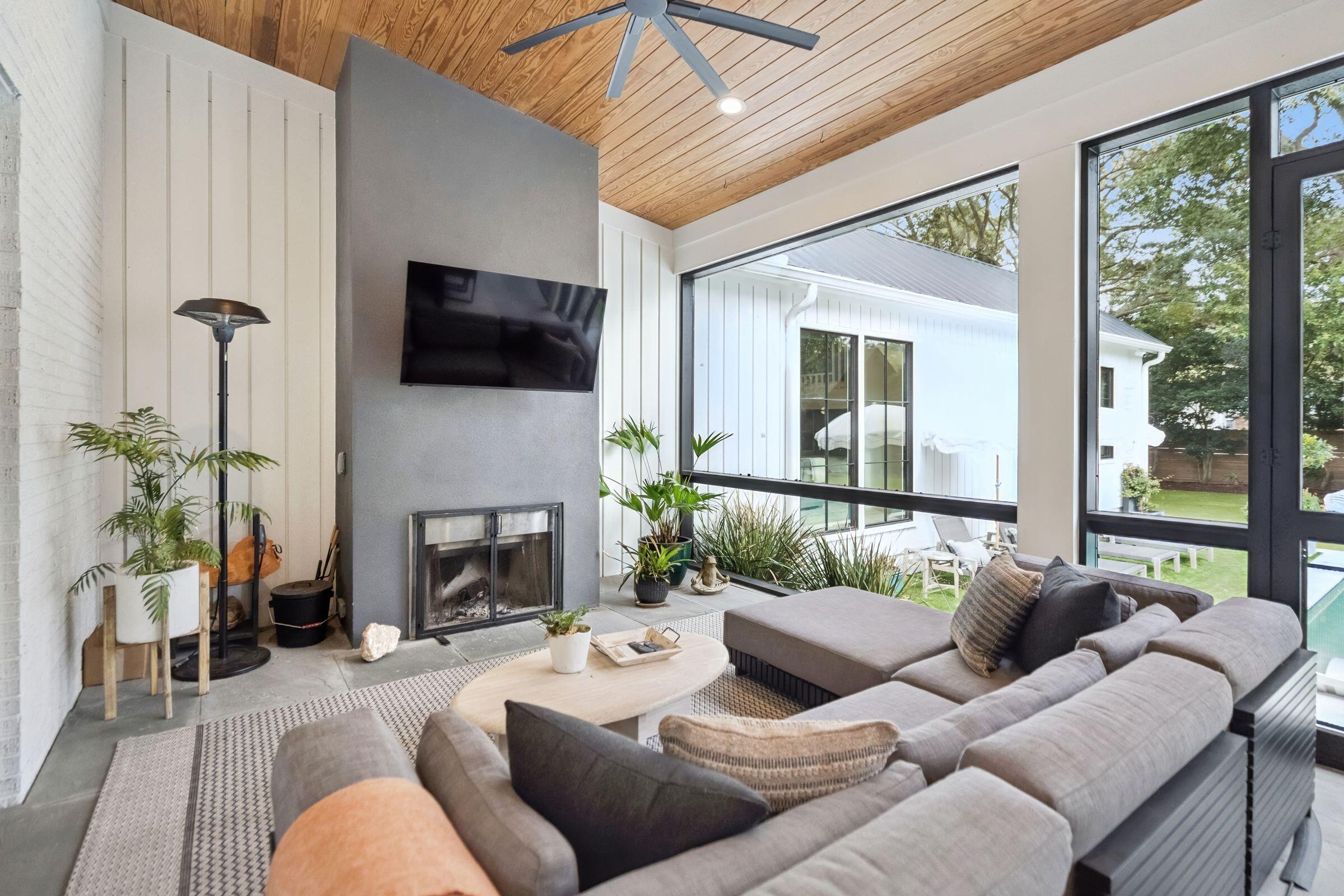 1027 Lakeview Drive