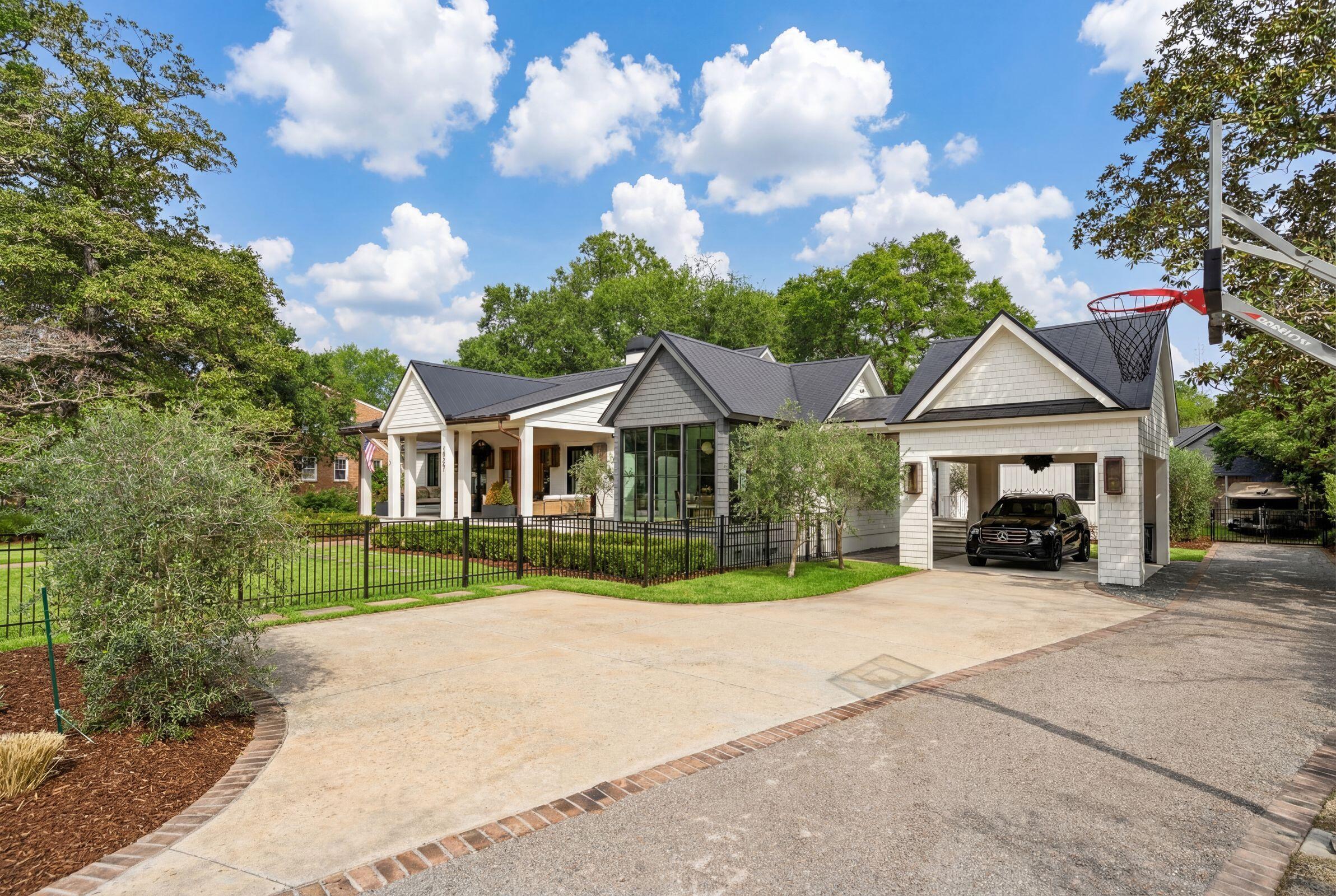 1027 Lakeview Drive