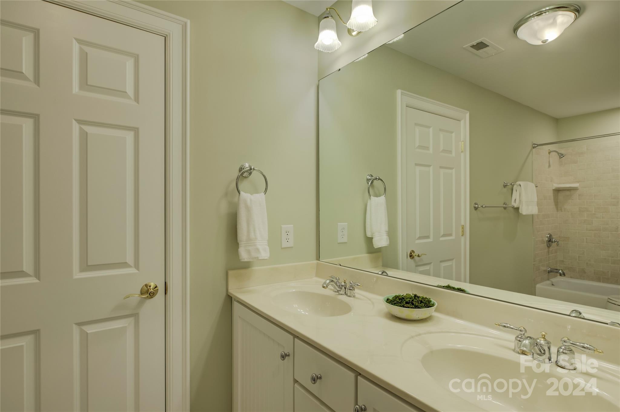 1412 Greenmoor Road