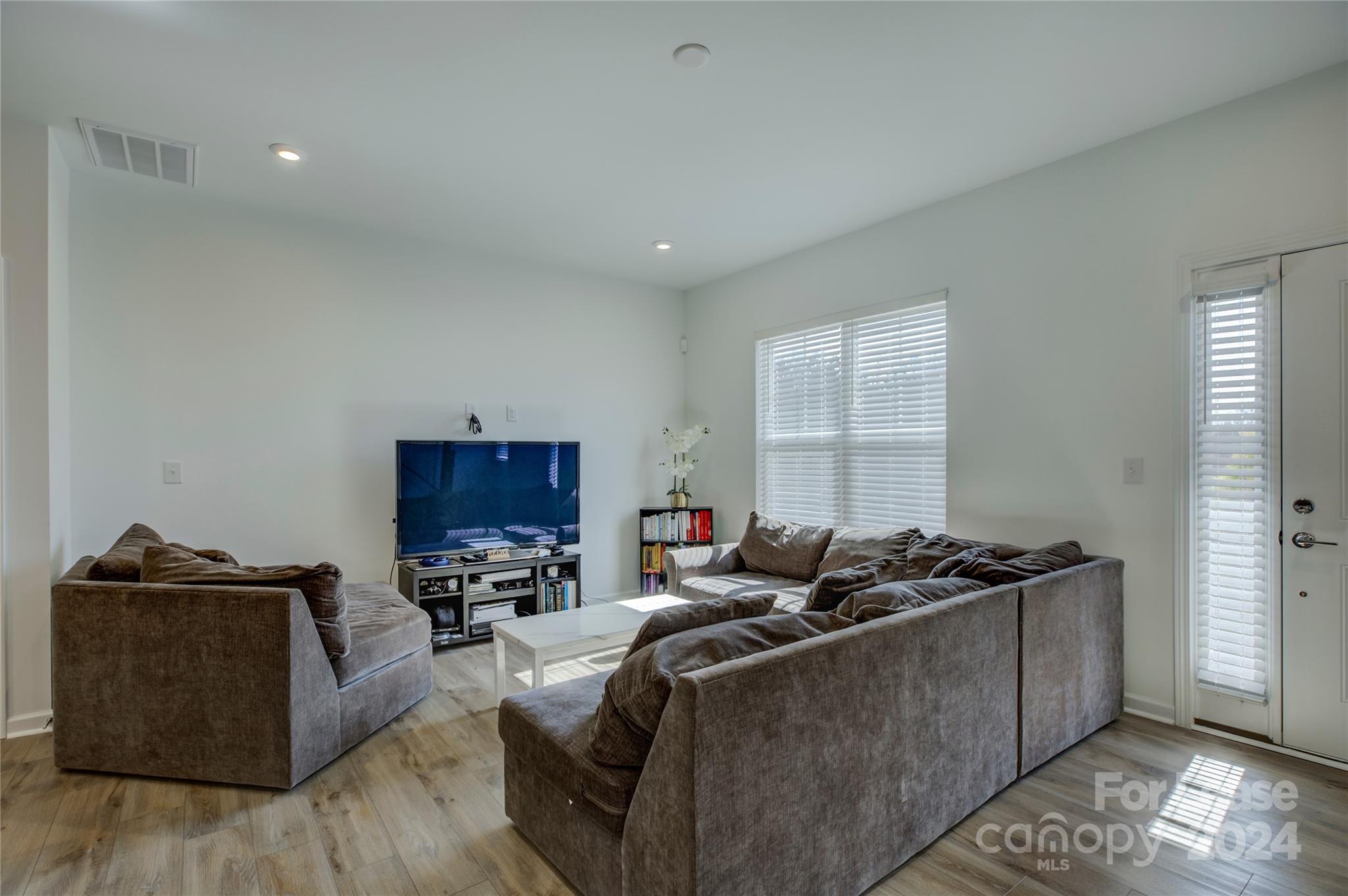 16405 Leading Street