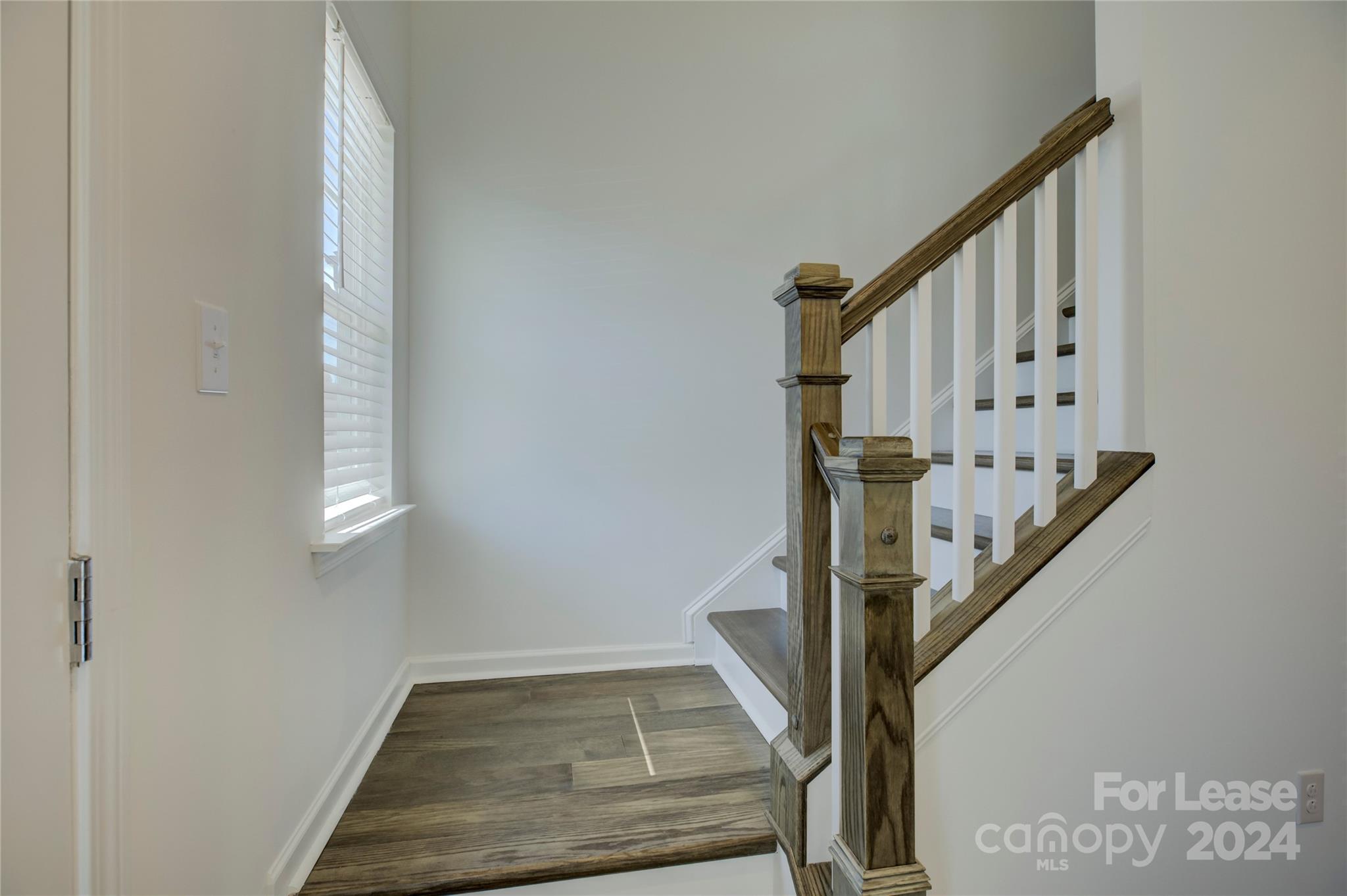 16405 Leading Street