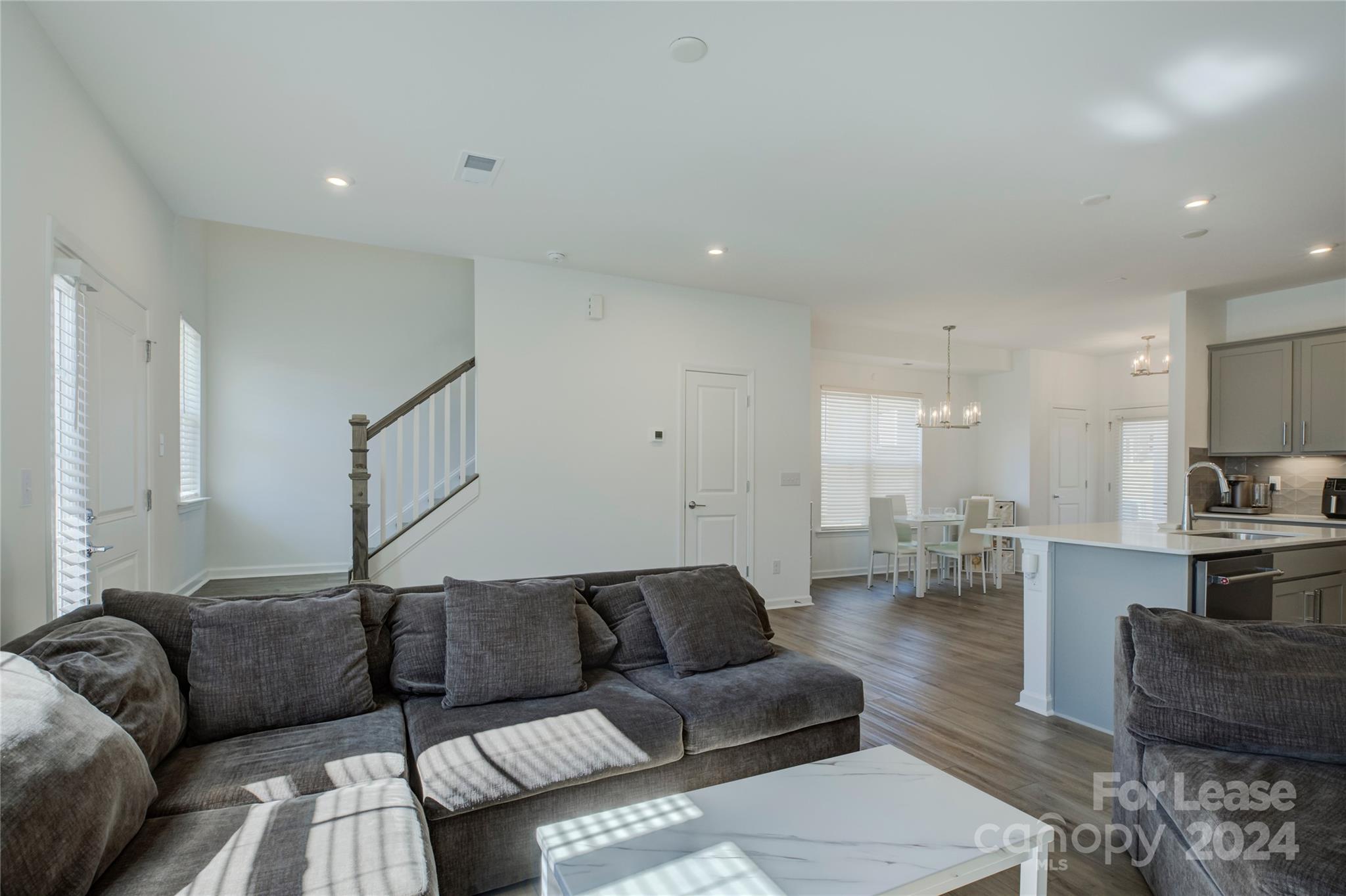 16405 Leading Street