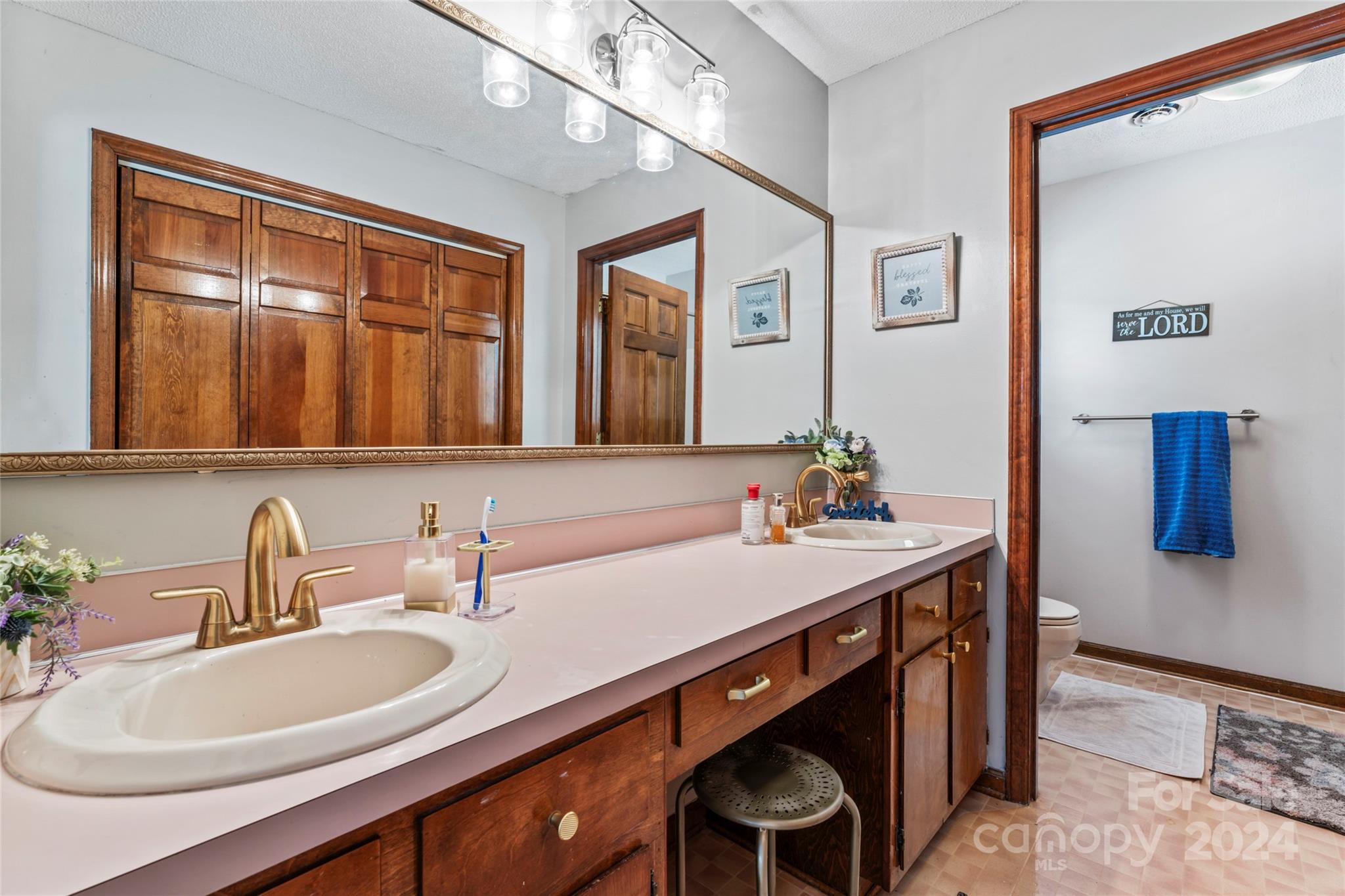 1047 Eagle Drive
