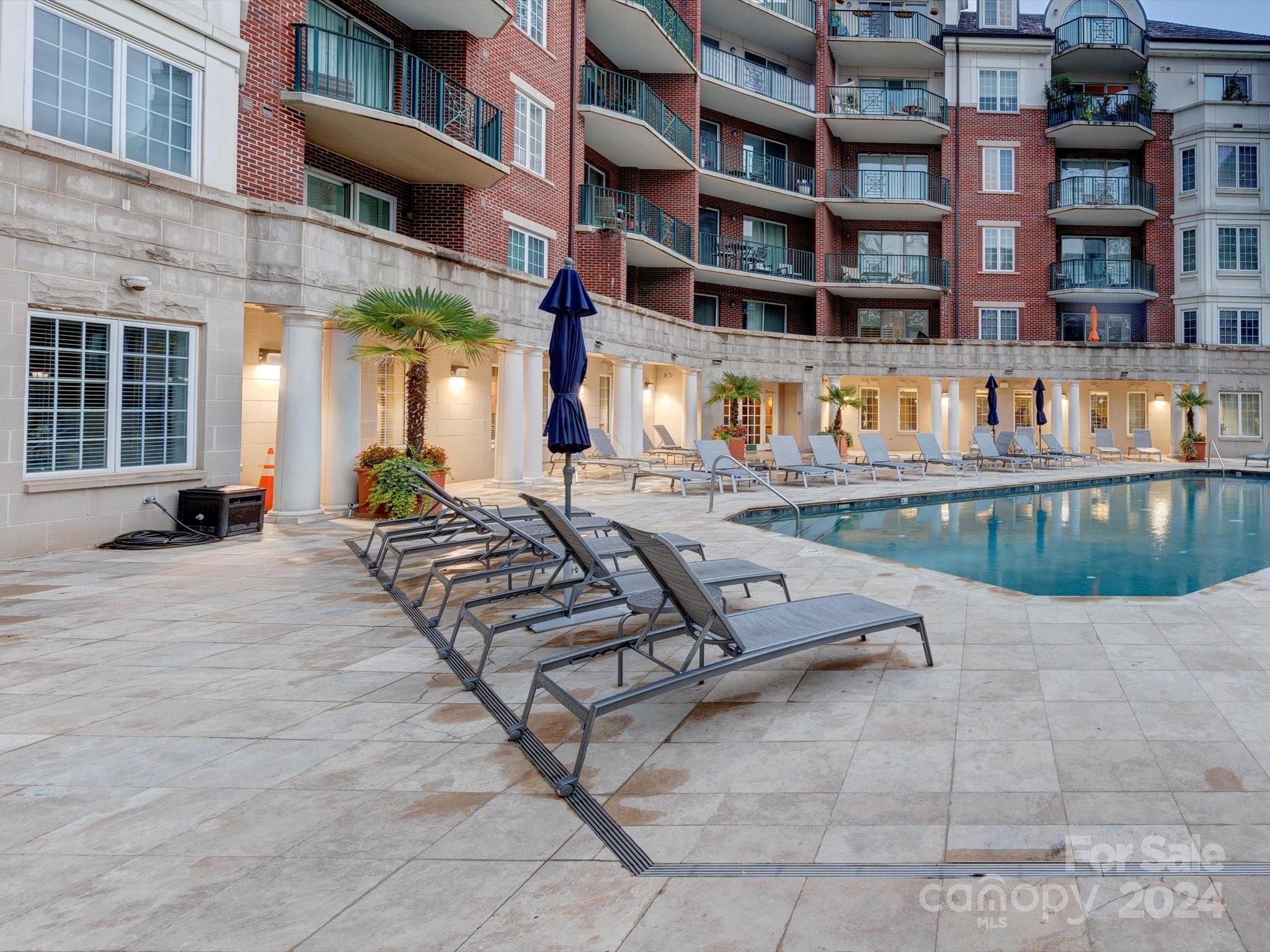 300 W 5th Street Unit: 521