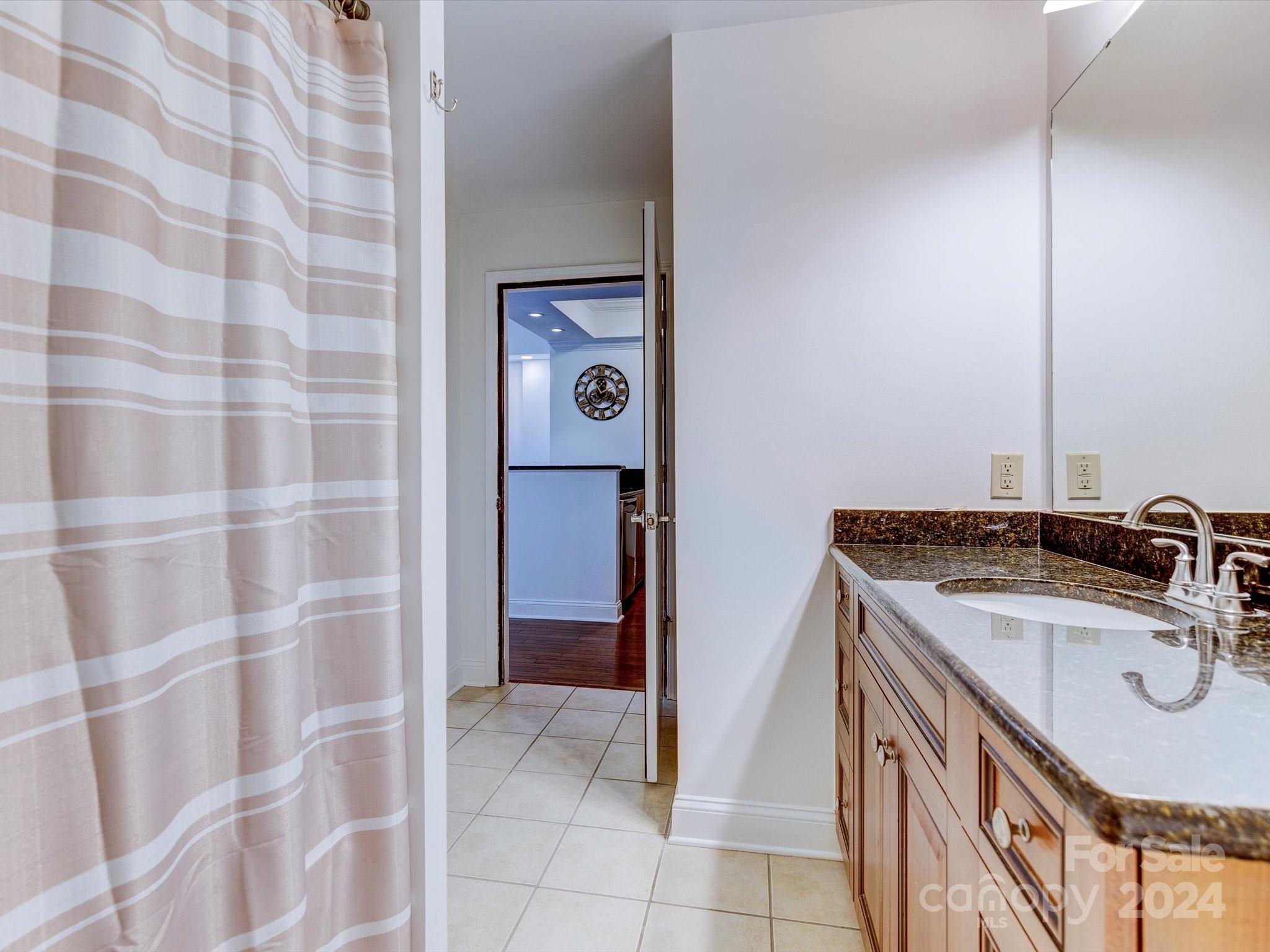 300 W 5th Street Unit: 521