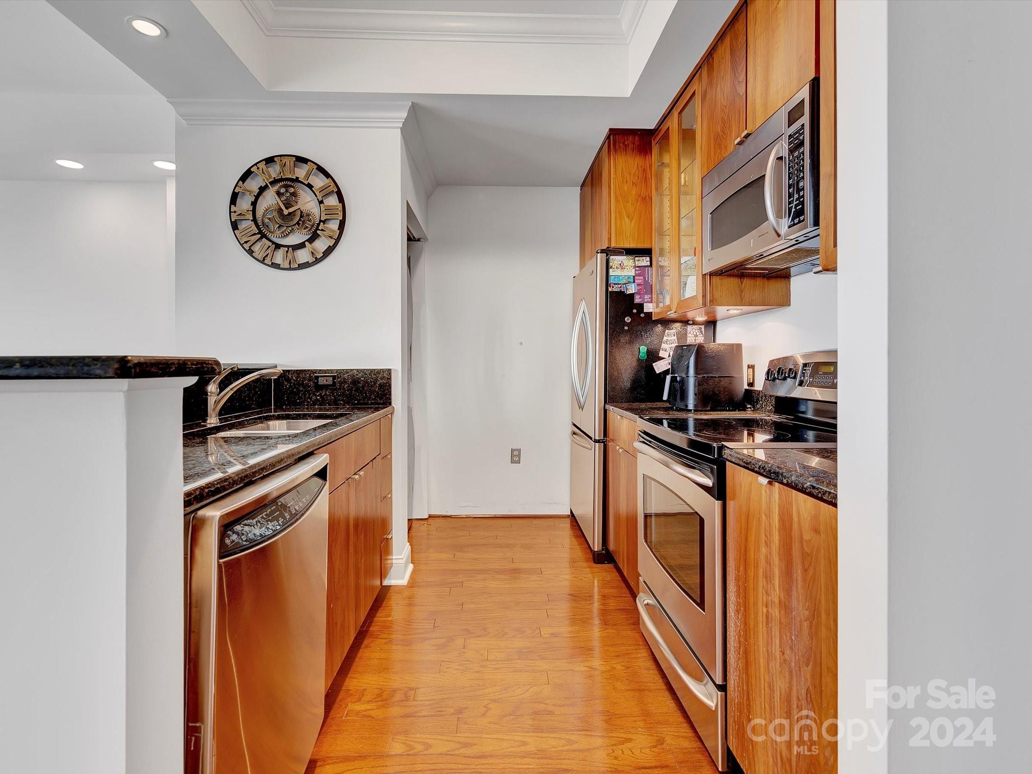 300 W 5th Street Unit: 521