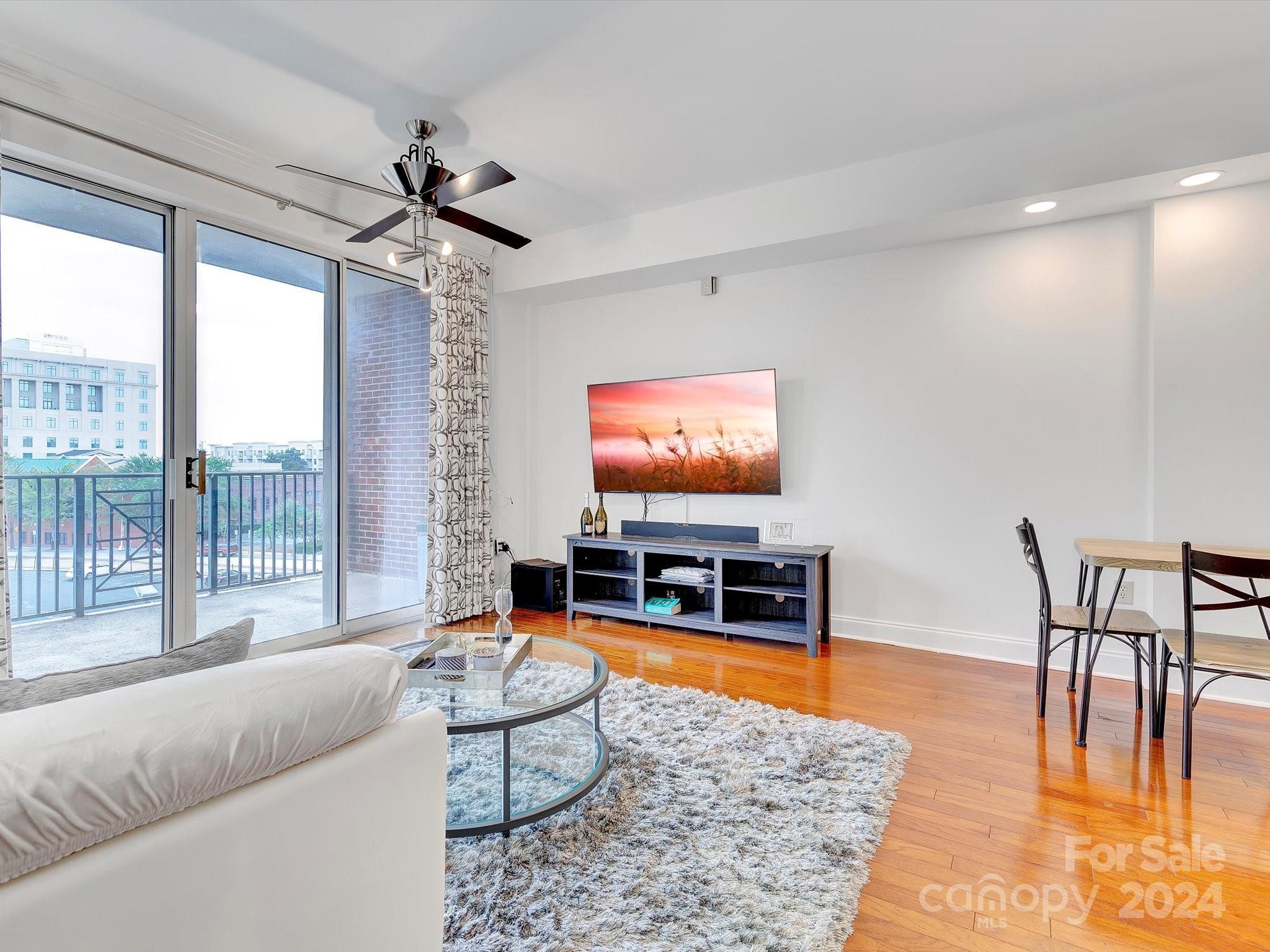 300 W 5th Street Unit: 521