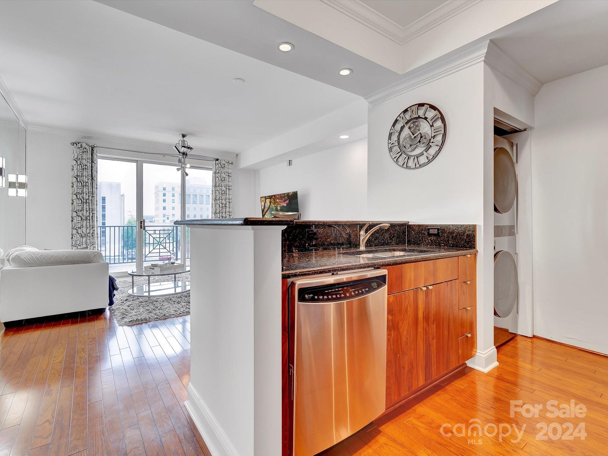 300 W 5th Street Unit: 521