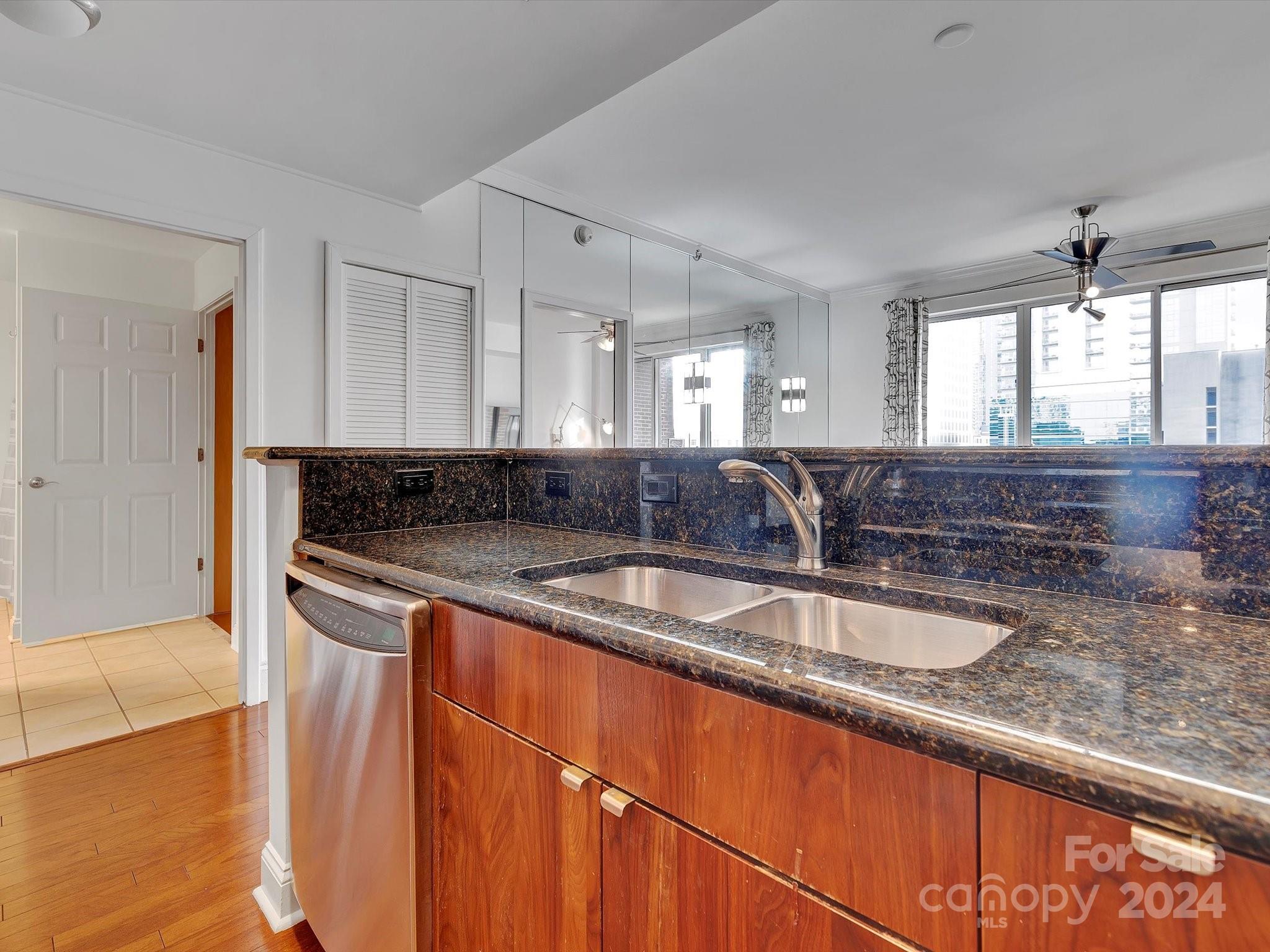 300 W 5th Street Unit: 521
