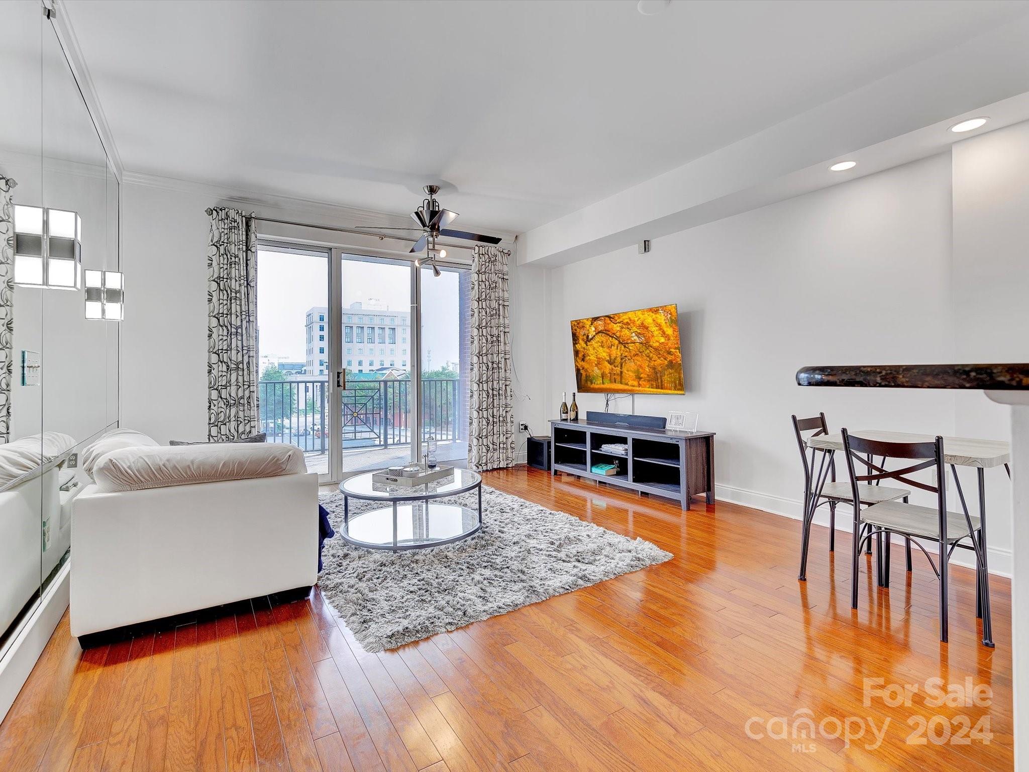 300 W 5th Street Unit: 521