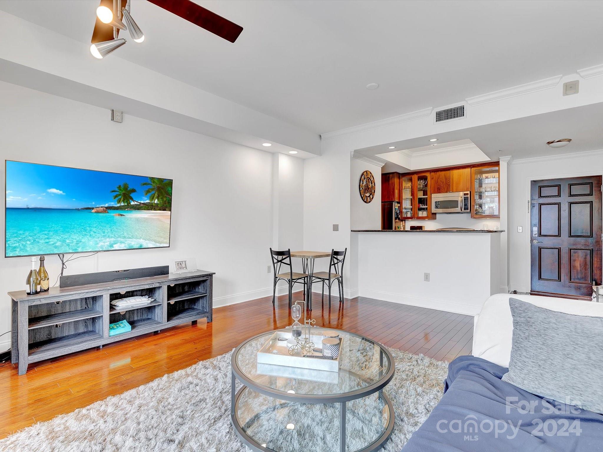 300 W 5th Street Unit: 521