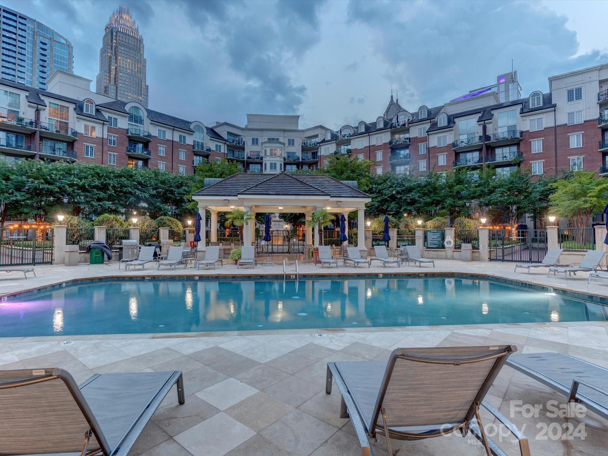 300 W 5th Street Unit: 521