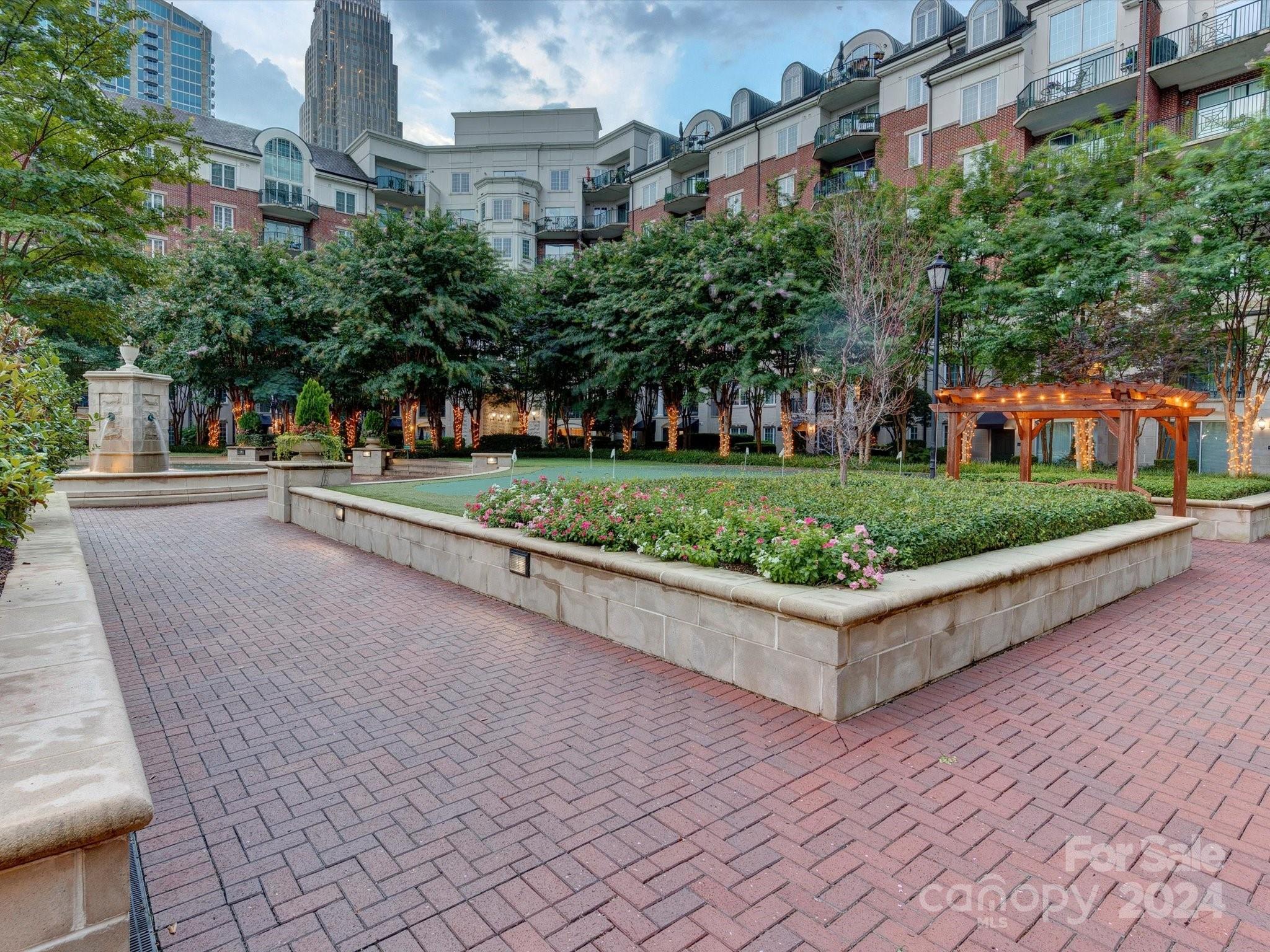300 W 5th Street Unit: 521