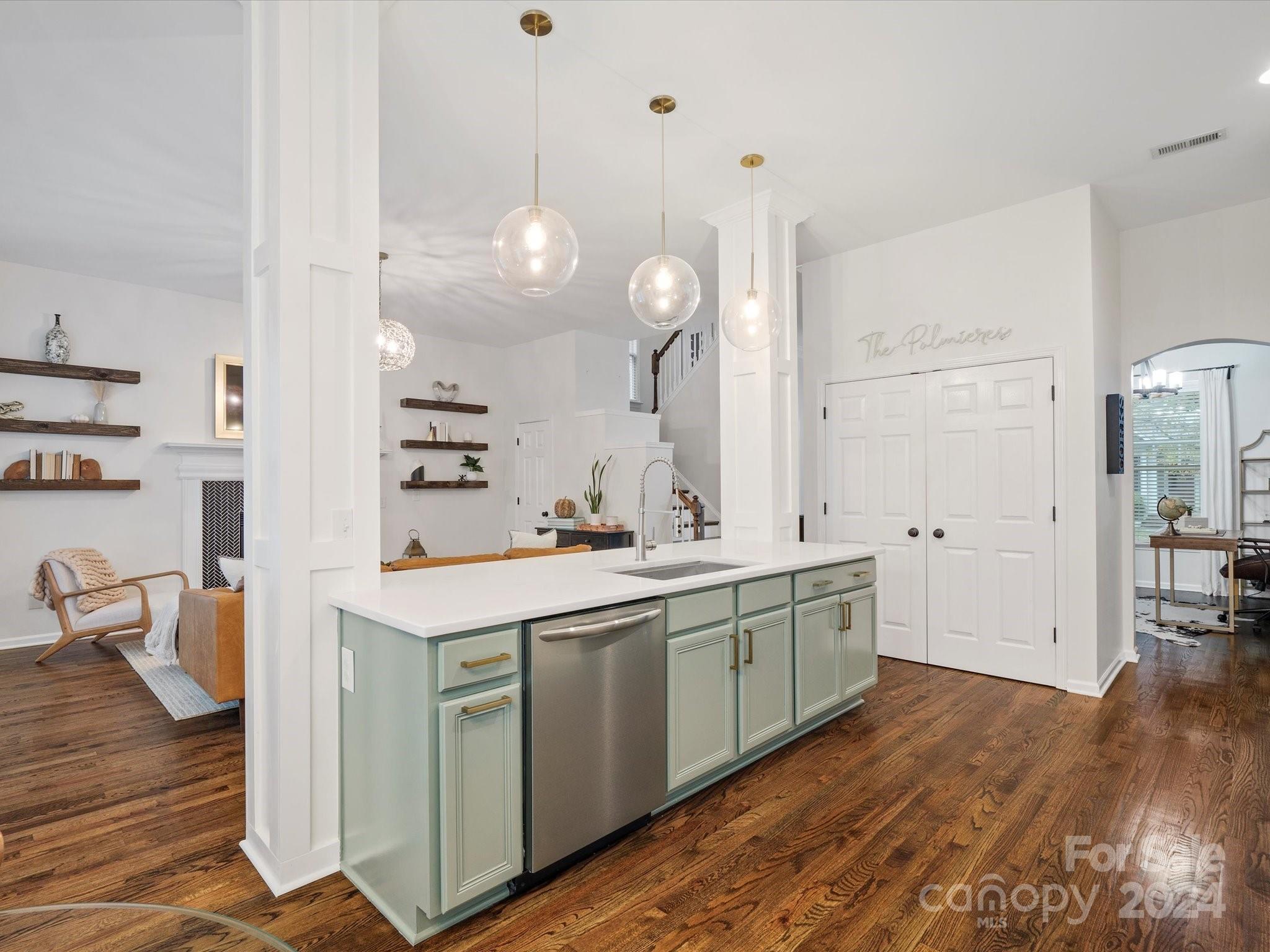 432 Third Baxter Street