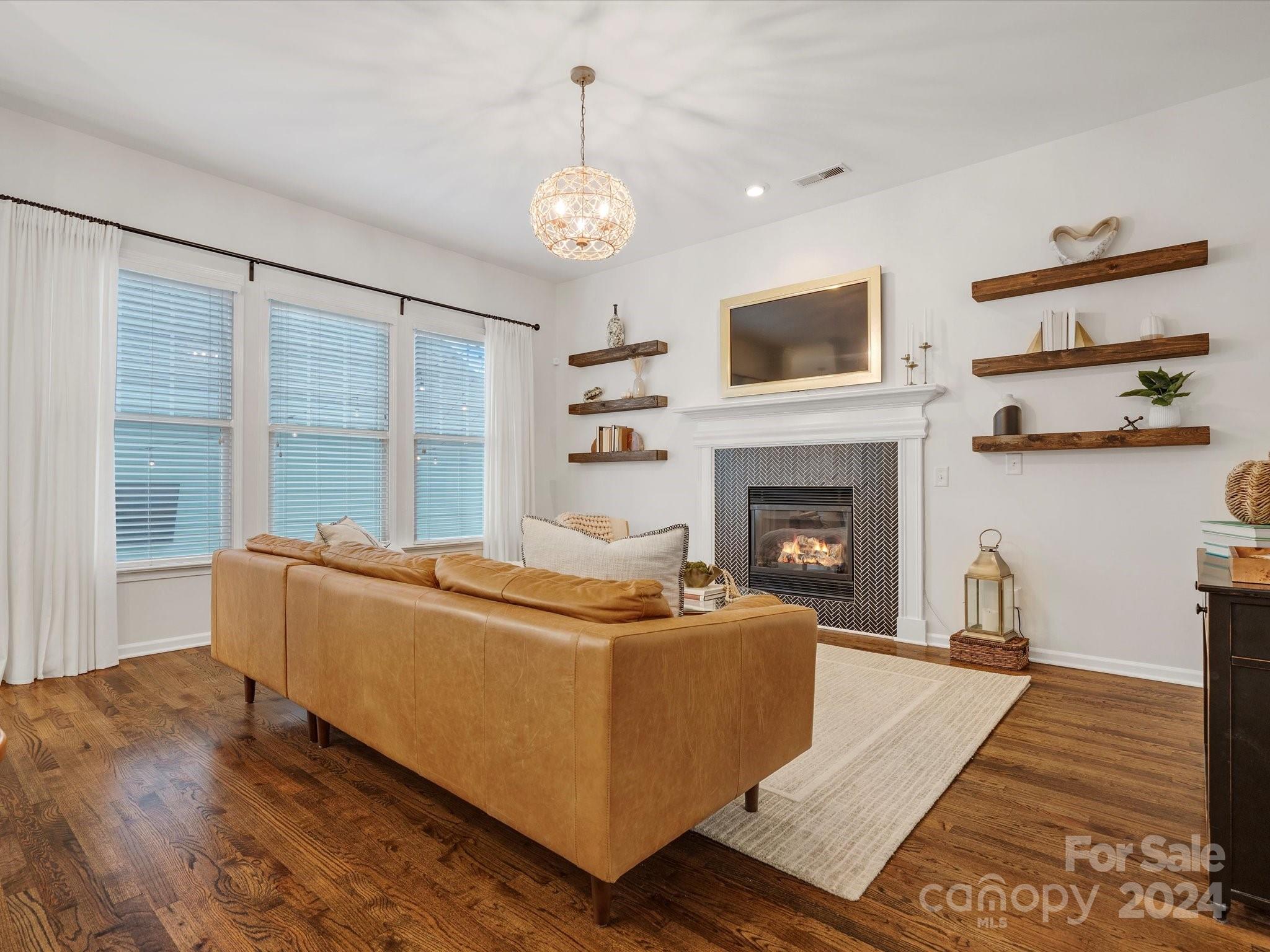 432 Third Baxter Street