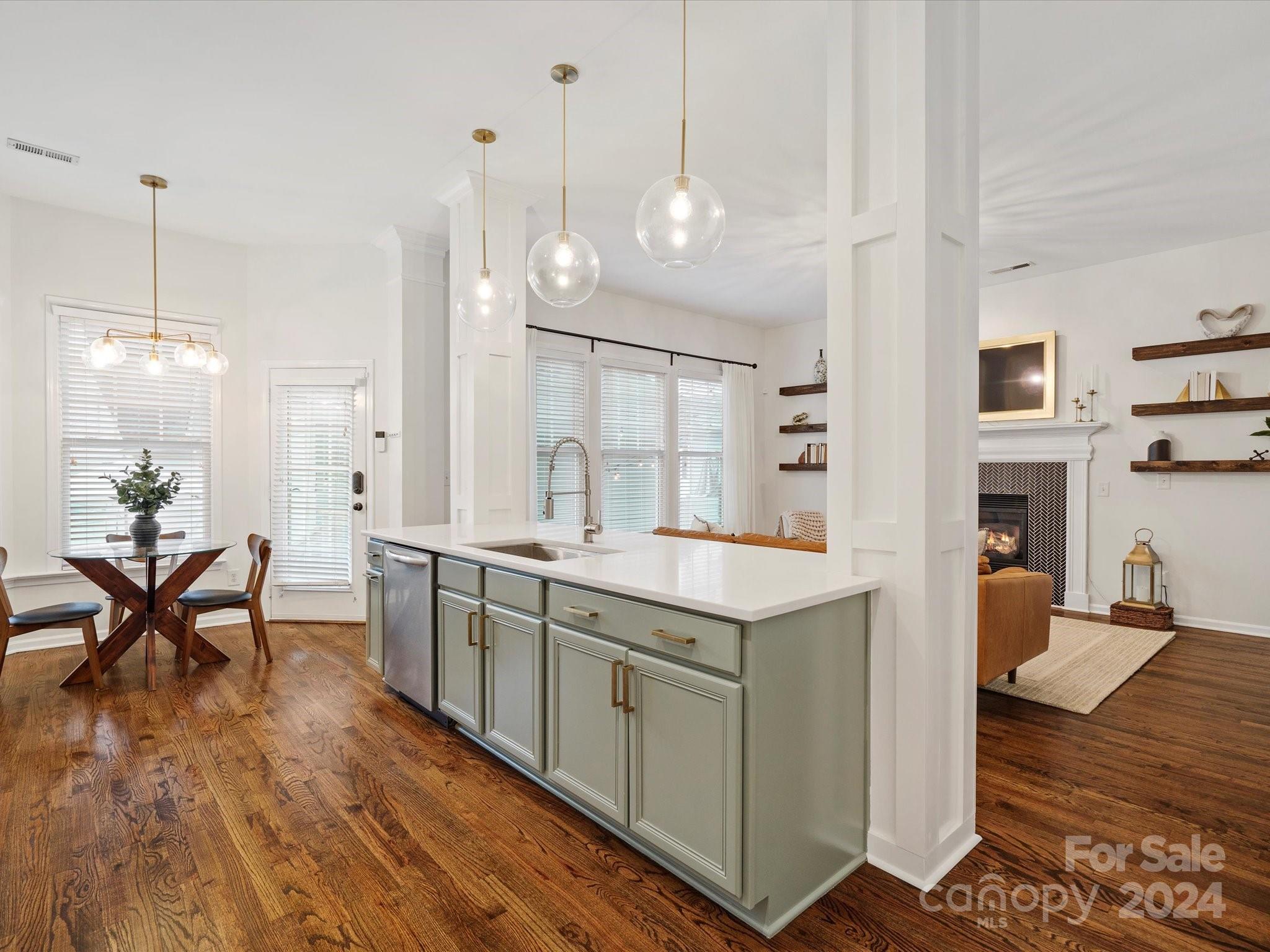 432 Third Baxter Street