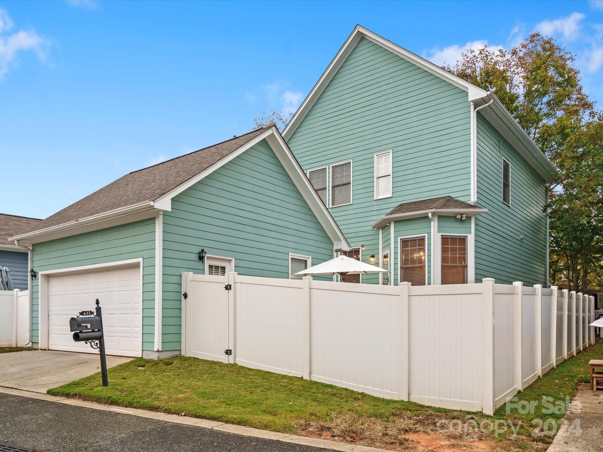 432 Third Baxter Street