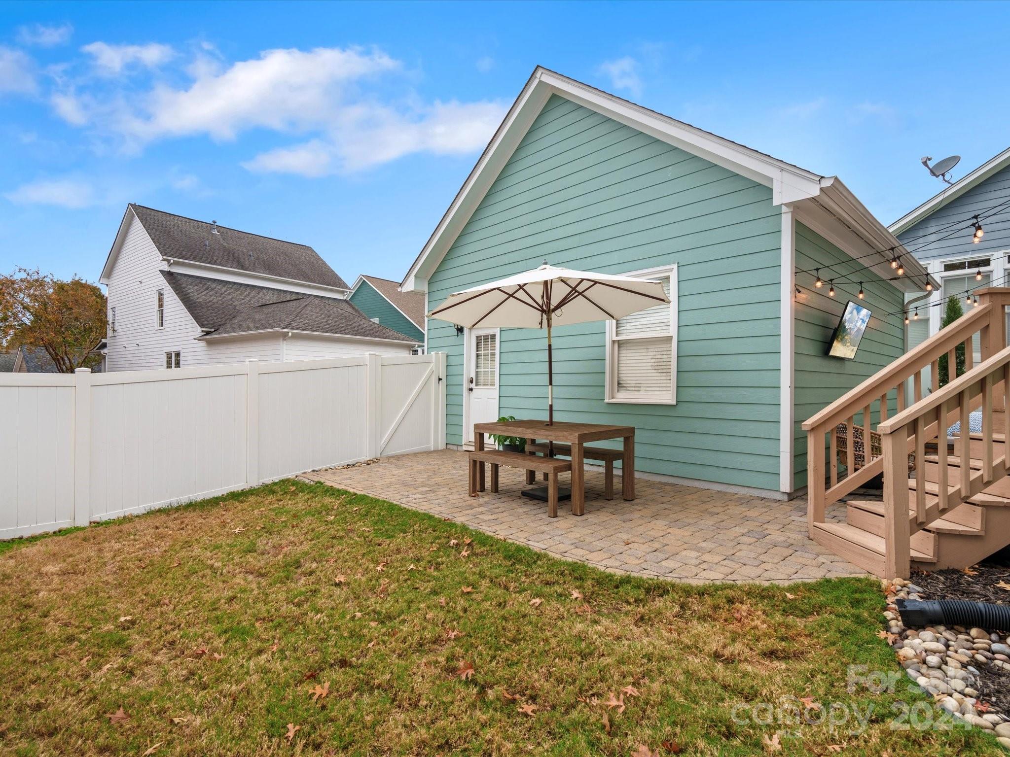 432 Third Baxter Street