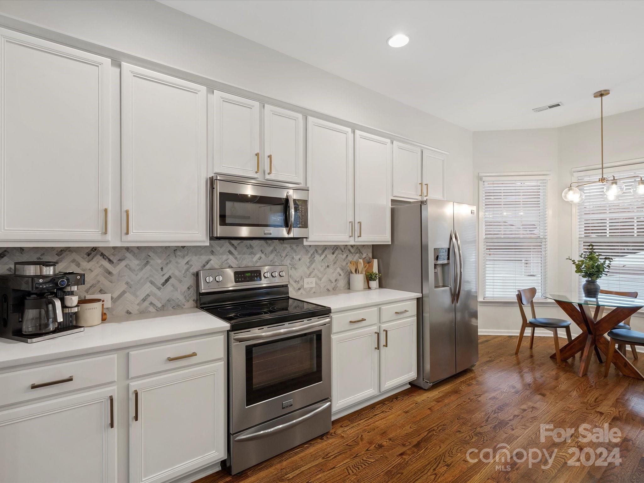 432 Third Baxter Street