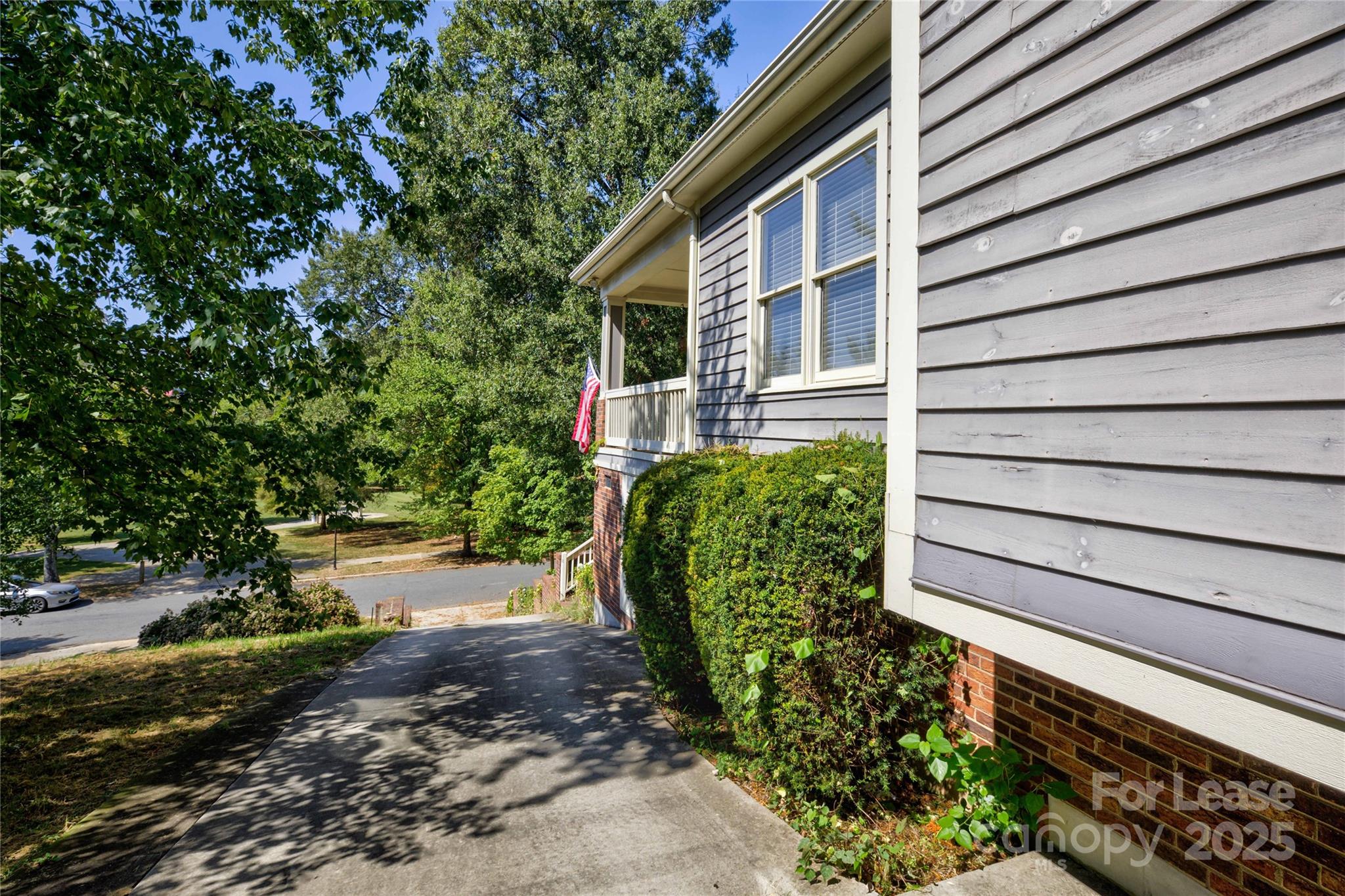 909 Woodruff Place