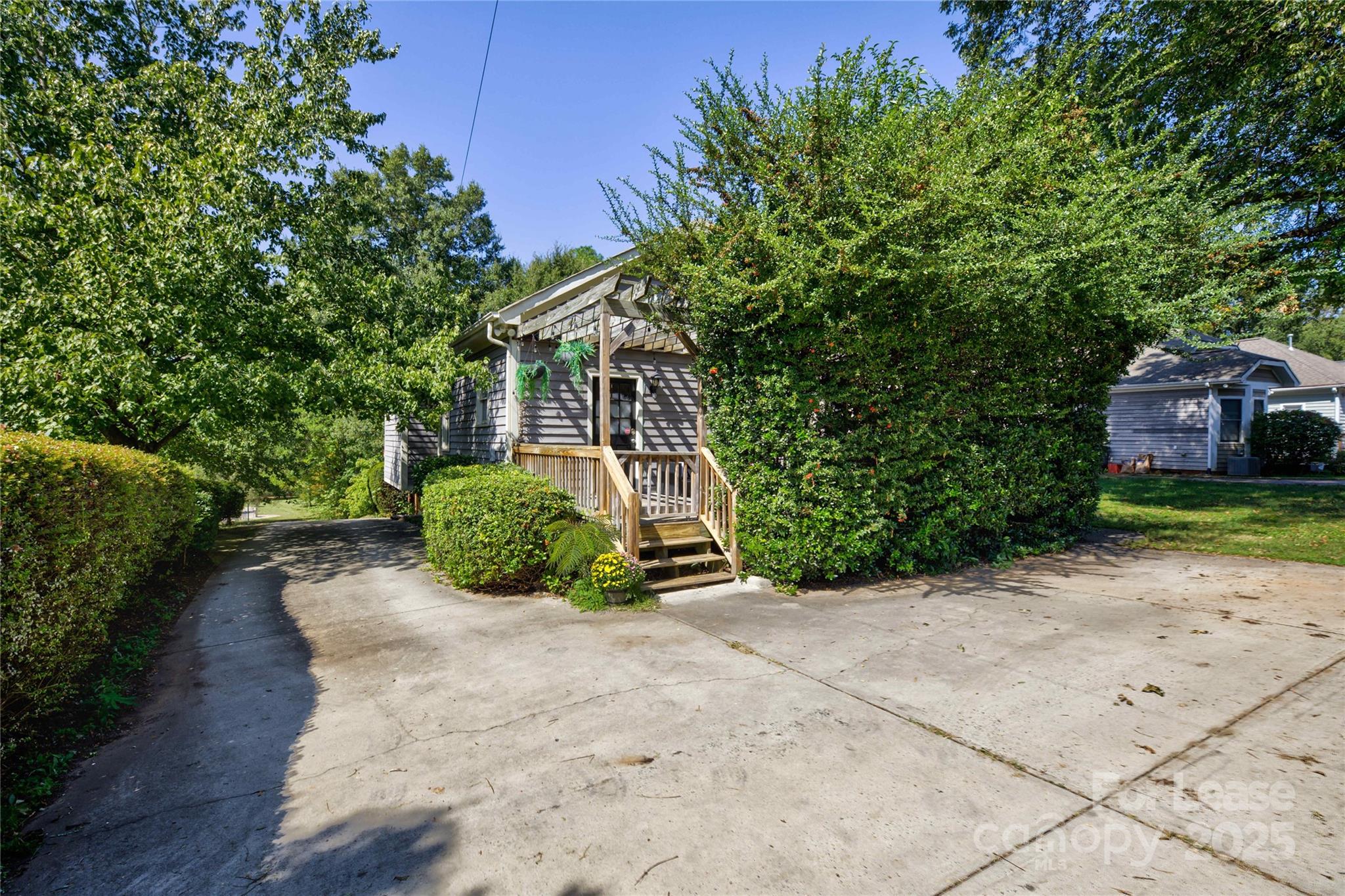 909 Woodruff Place